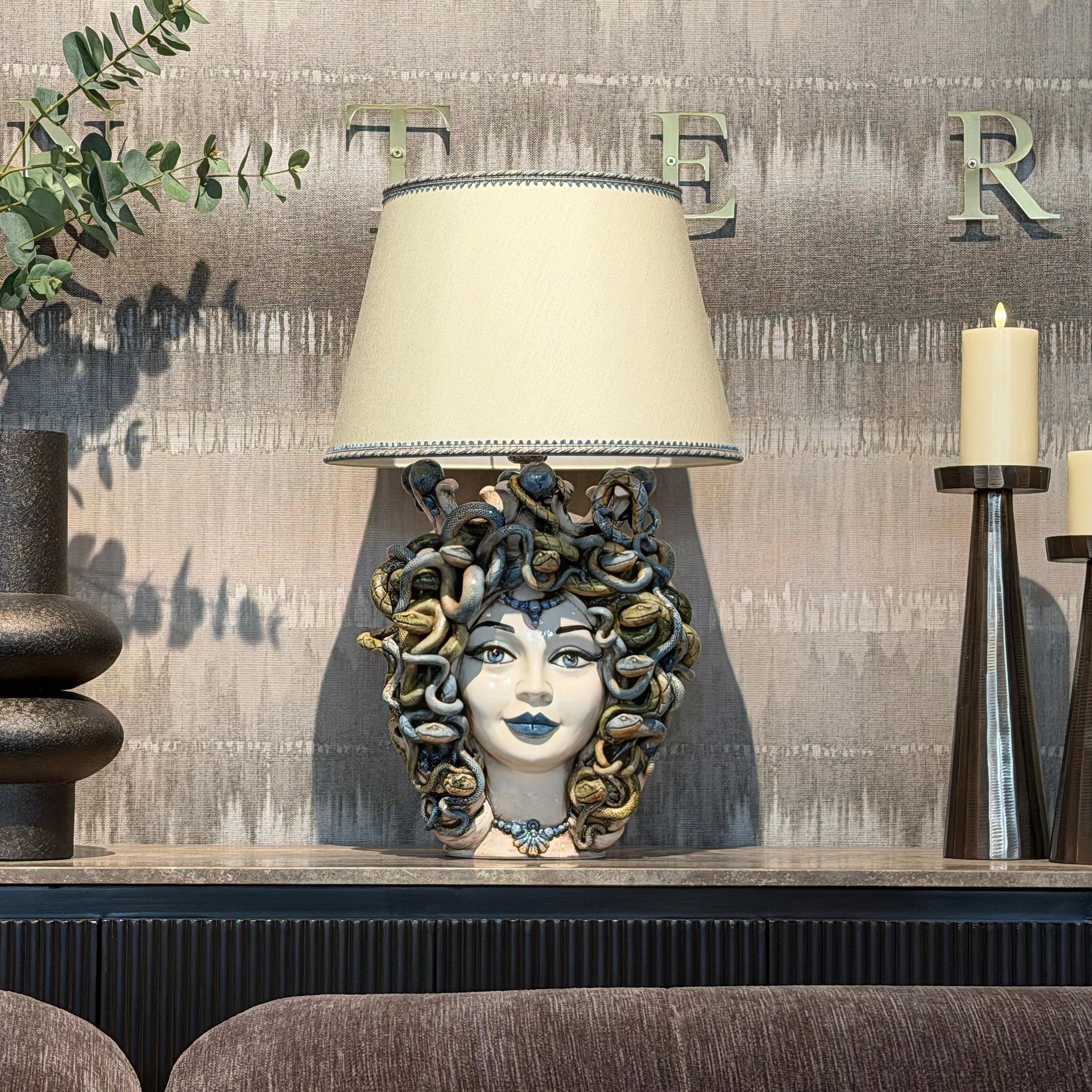 Lume a Testa Medusa h 65 cm (ceramica h 38 cm, Paralume in Tessuto Ø 40 cm) - Femmina