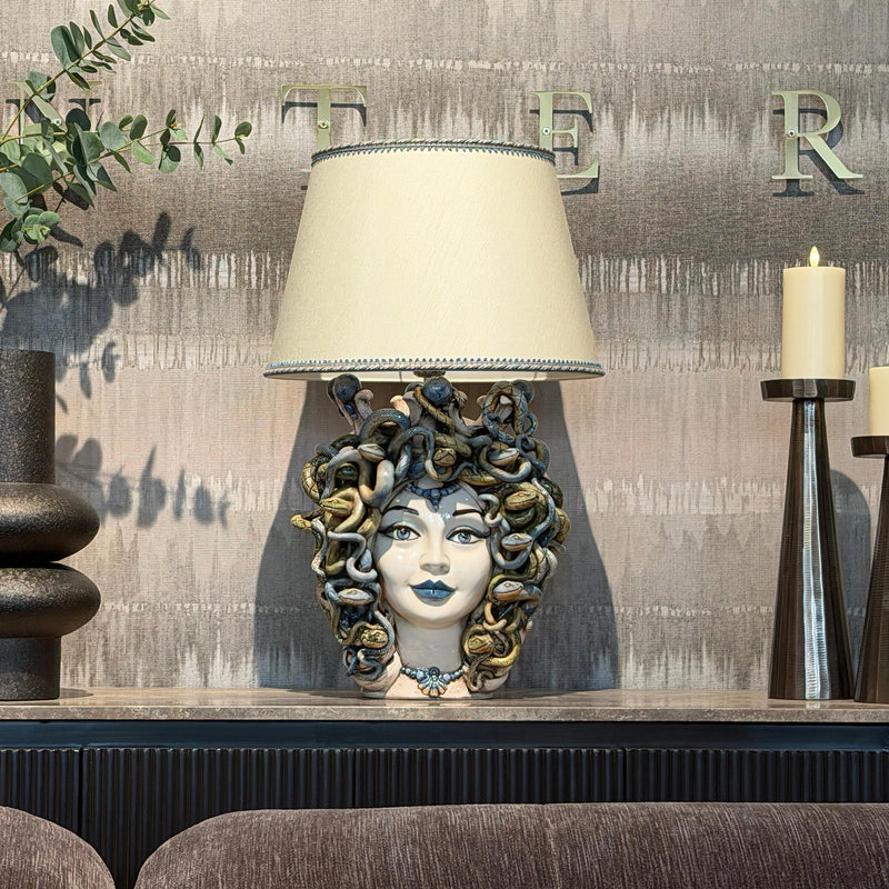 Lume a Testa Medusa h 65 cm (ceramica h 38 cm, Paralume in Tessuto Ø 40 cm) - Femmina