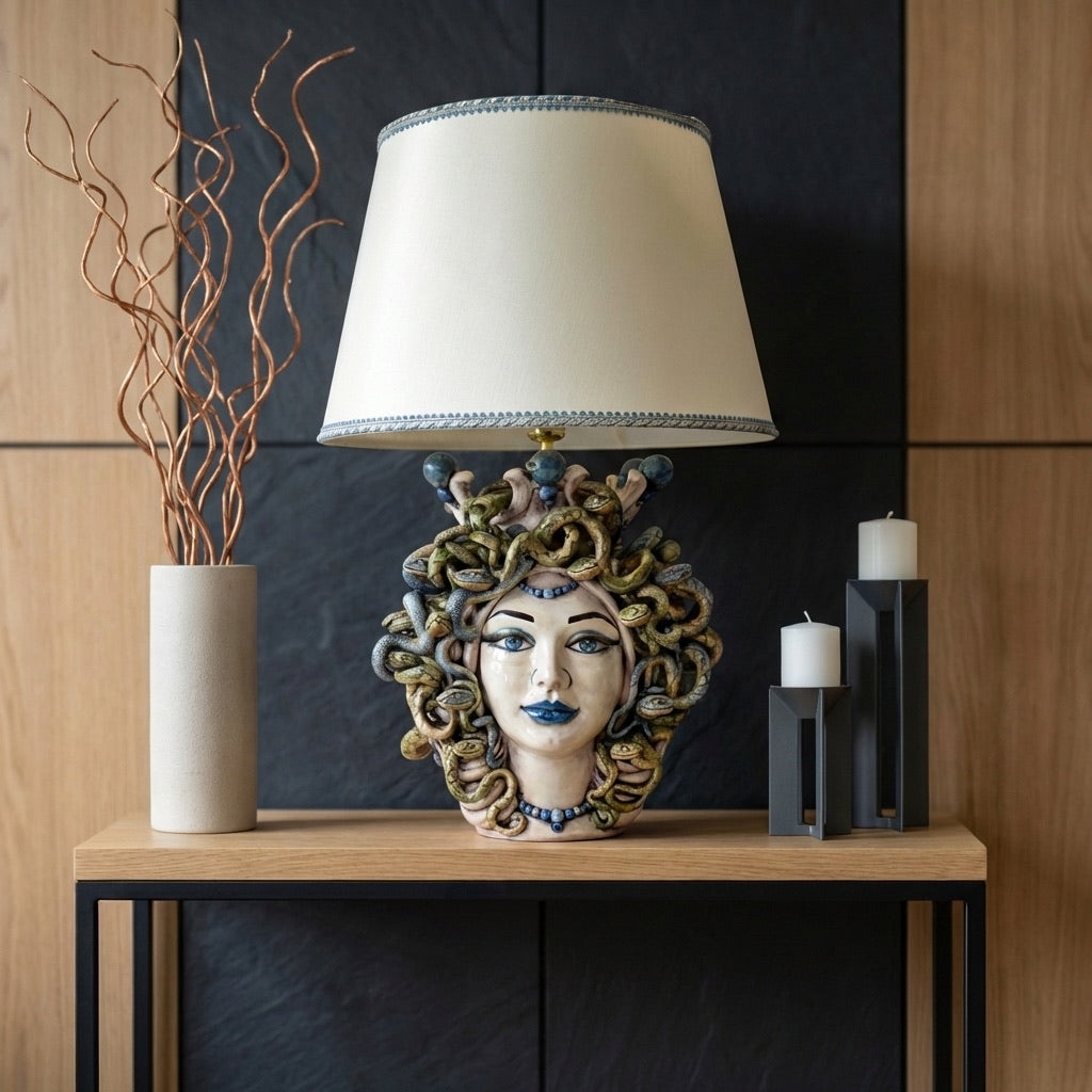 Lume a Testa Medusa h 65 cm (ceramica h 38 cm, Paralume in Tessuto Ø 40 cm) - Femmina