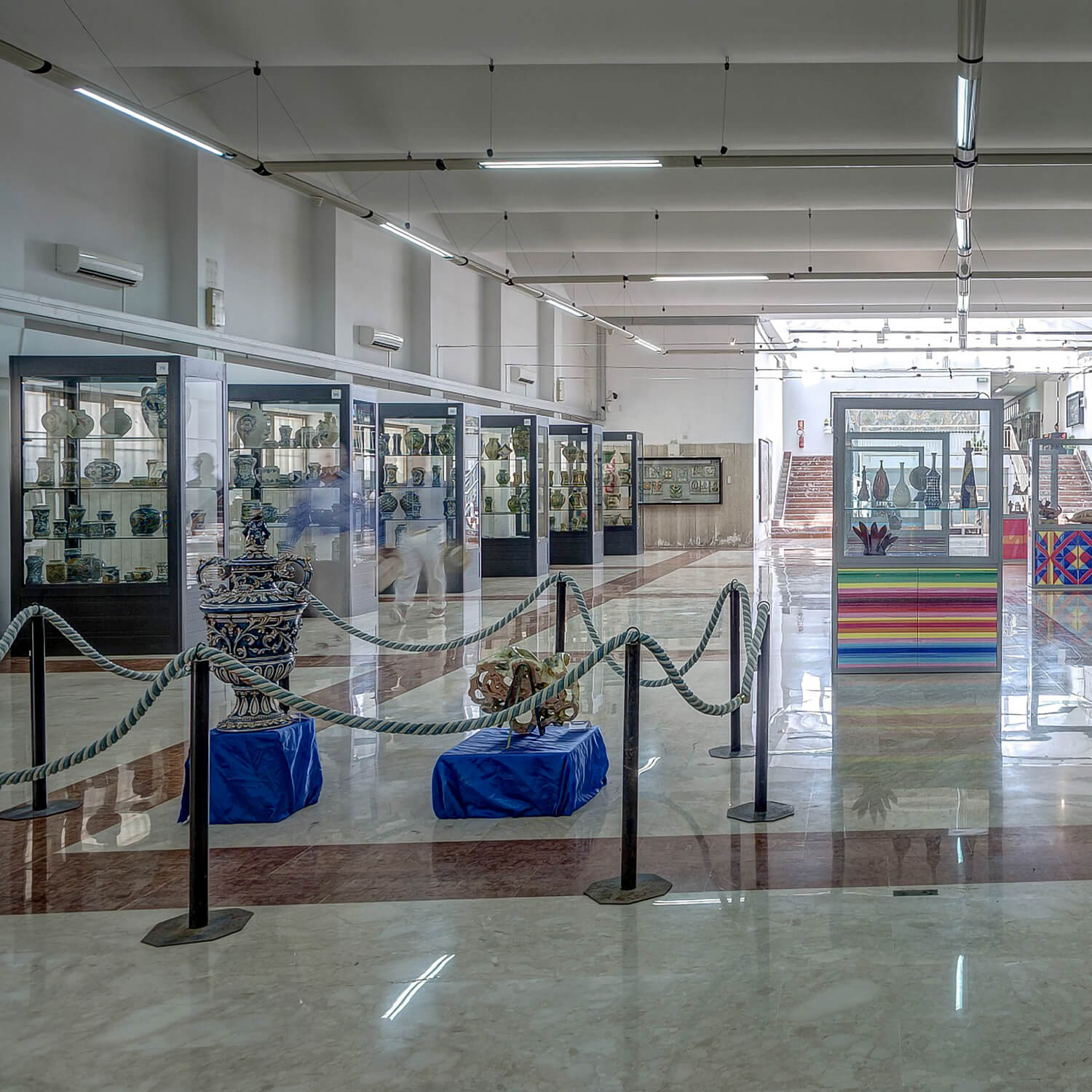 Interno museo con esposizione di ceramiche Caltagirone fatti a mano in vetrine