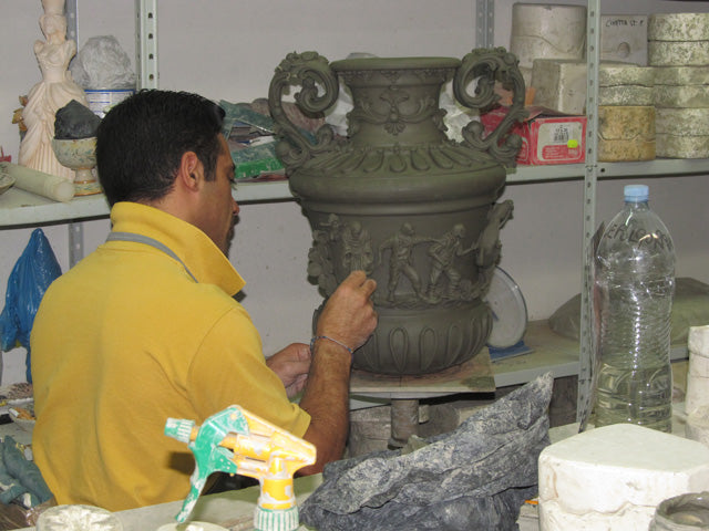 Artigiano realizza ceramiche Caltagirone fatti a mano in laboratorio, vaso decorativo.