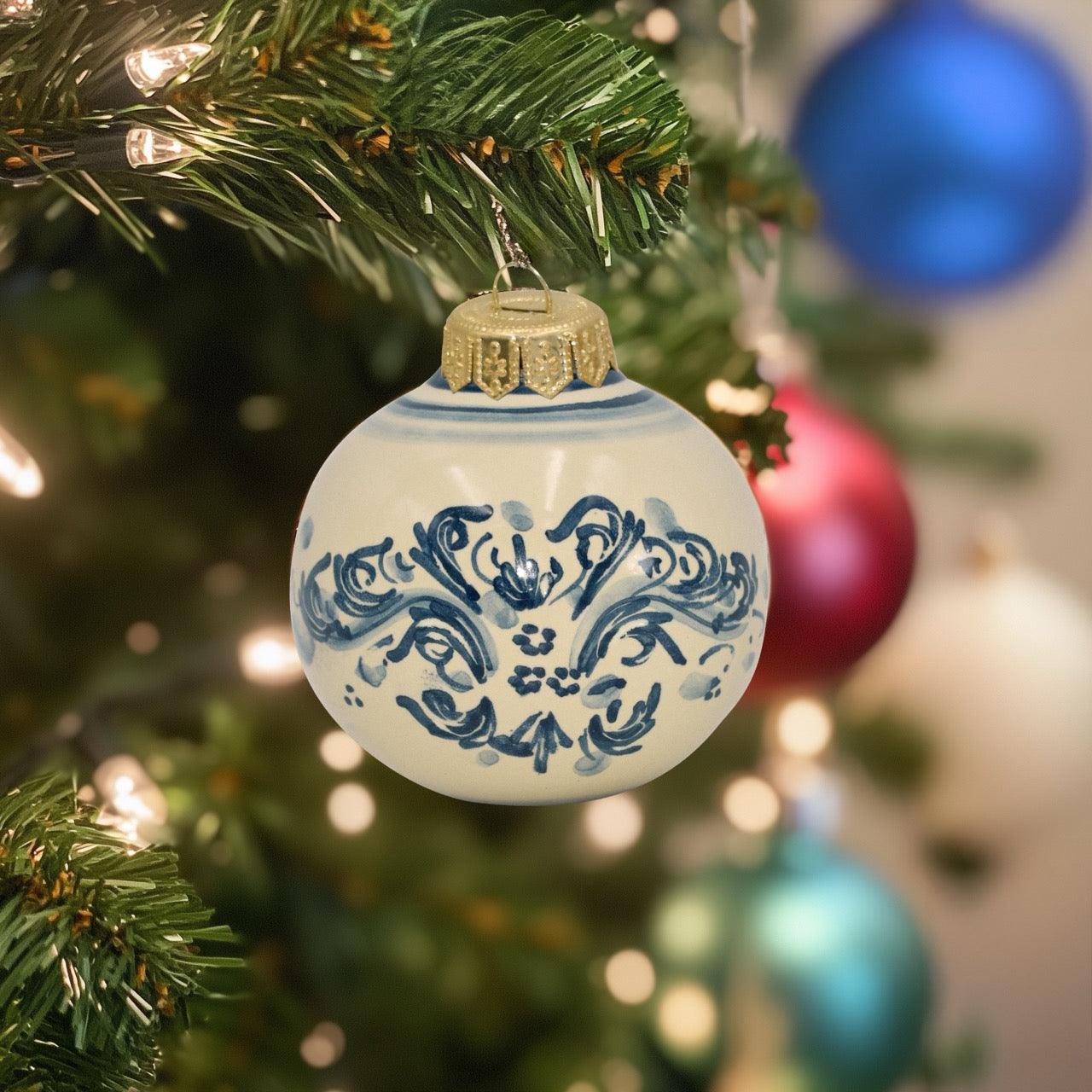 Pallina natalizia in ceramica di Caltagirone fatti a mano con decori blu su albero di Natale