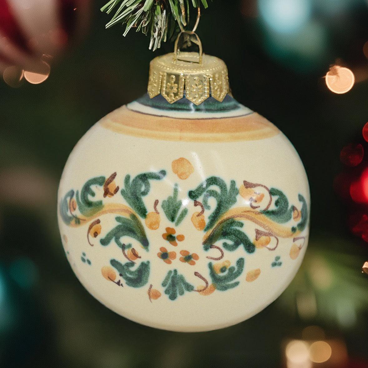 Pallina natalizia ceramiche Caltagirone fatti a mano con decori verdi e arancioni Sofia
