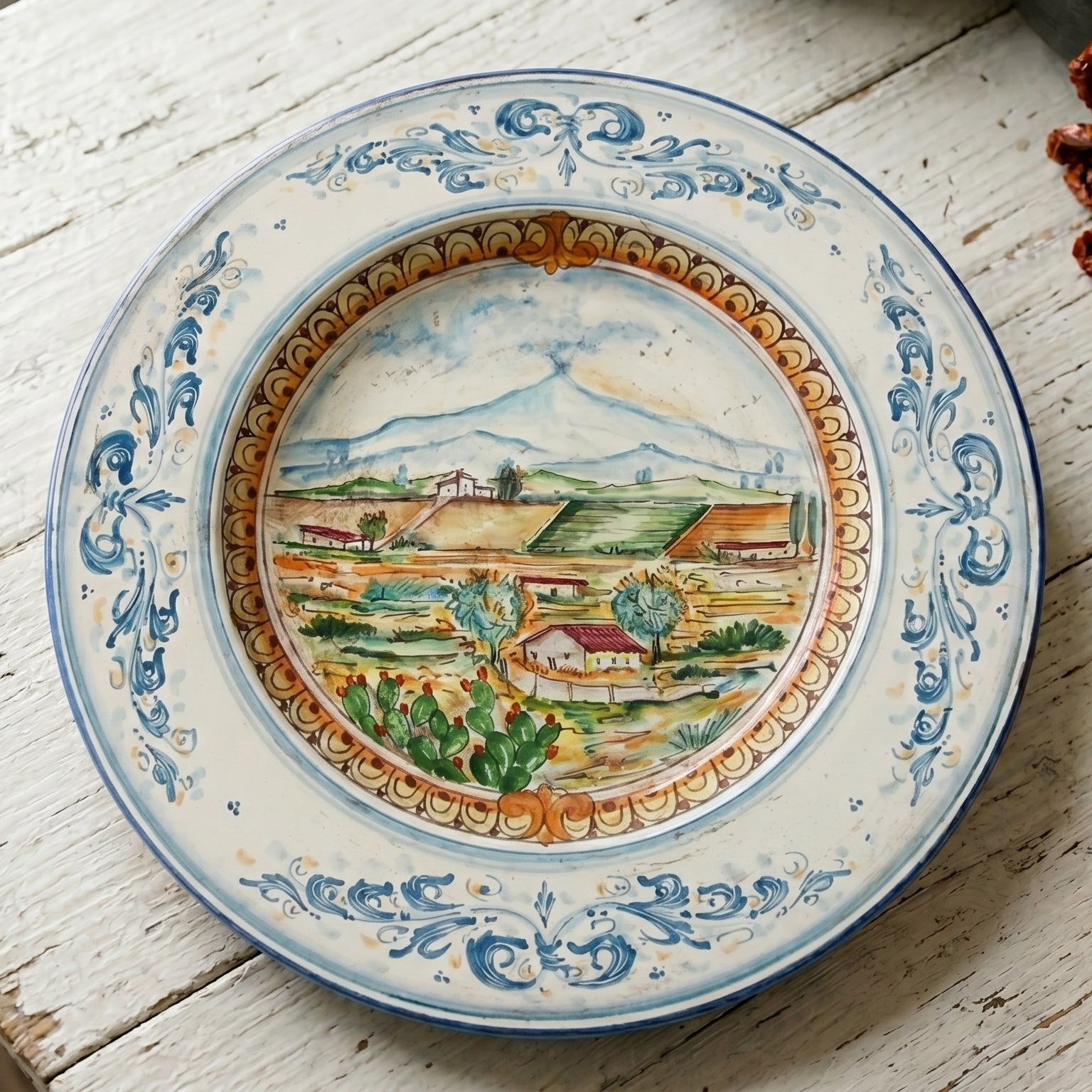 Piatto Cappello Prete in Ceramica di Caltagirone - Con Paesaggio Etna, Serie d'arte in Blu e Arancio