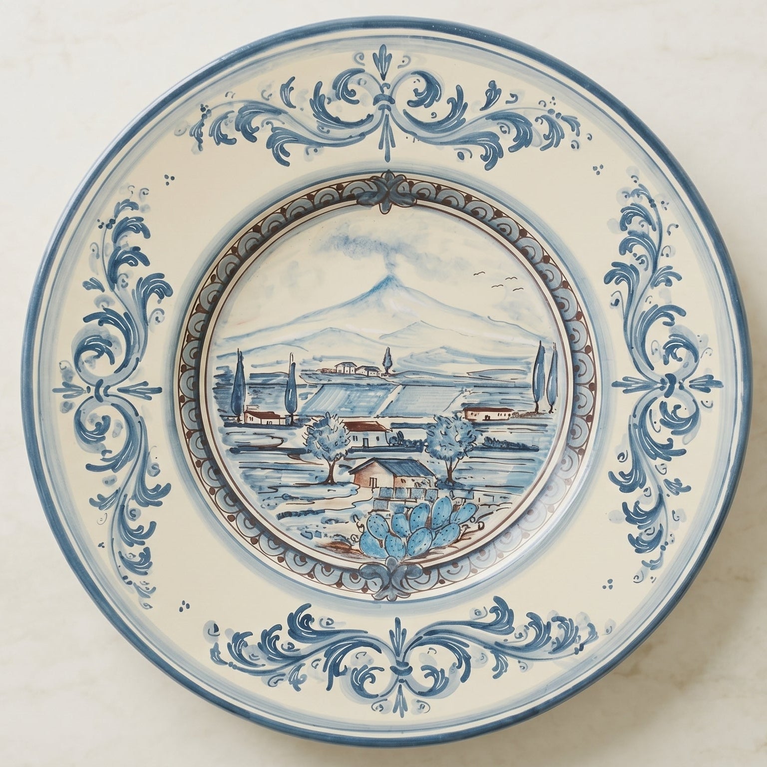 Piatto Cappello Prete in Ceramica di Caltagirone - Con Paesaggio Etna, Serie d'arte Mono Blu