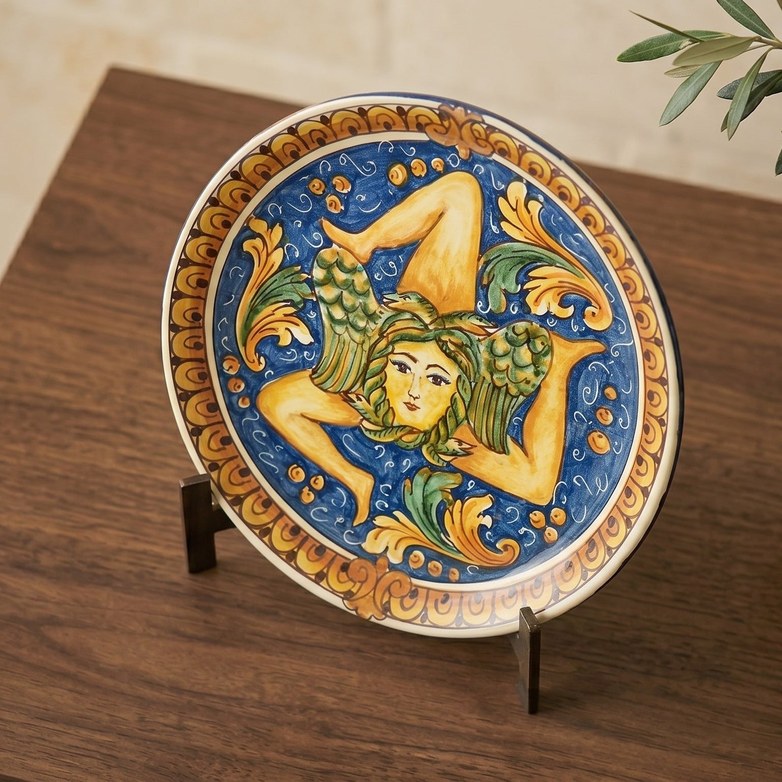Piatto Trinacria in Ceramica di Caltagirone - Ornato Calatino