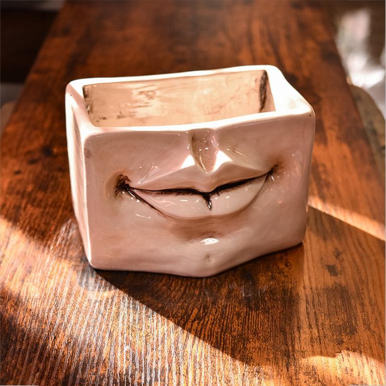 Scatola in ceramica artistica di Caltagirone con espressione bocca e naso, effetto madreperla antichizzato, fatta a mano