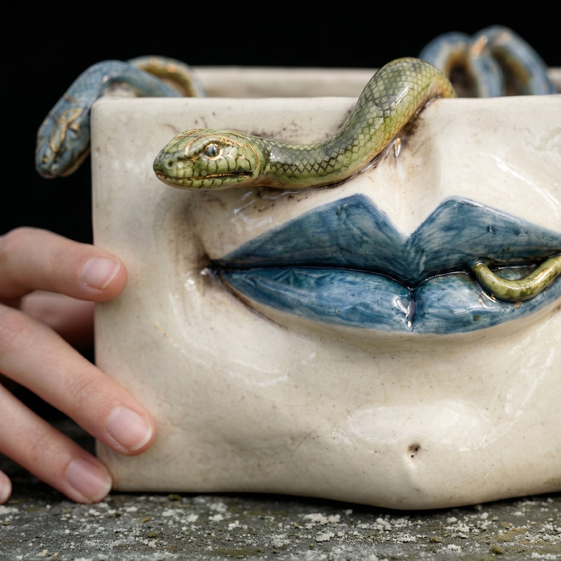 Scatola Medusa in Ceramica - Labbra Blu e Serpenti Applicati, Madreperla Antichizzato