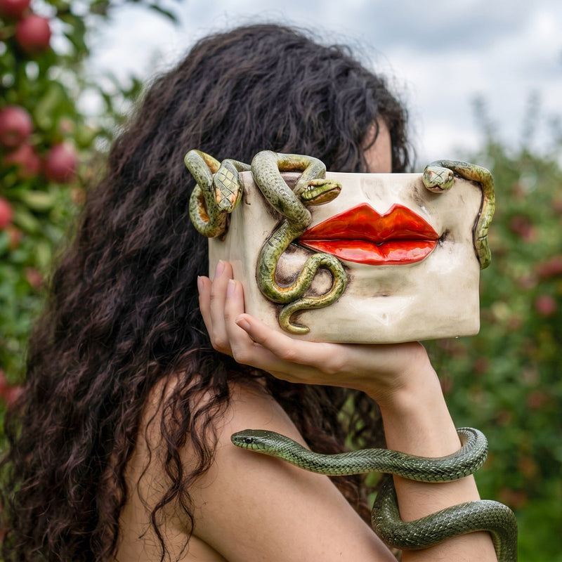 Scatola Medusa in Ceramica - Labbra Oro e Lustri, Serpenti Applicati, Madreperla Antichizzato