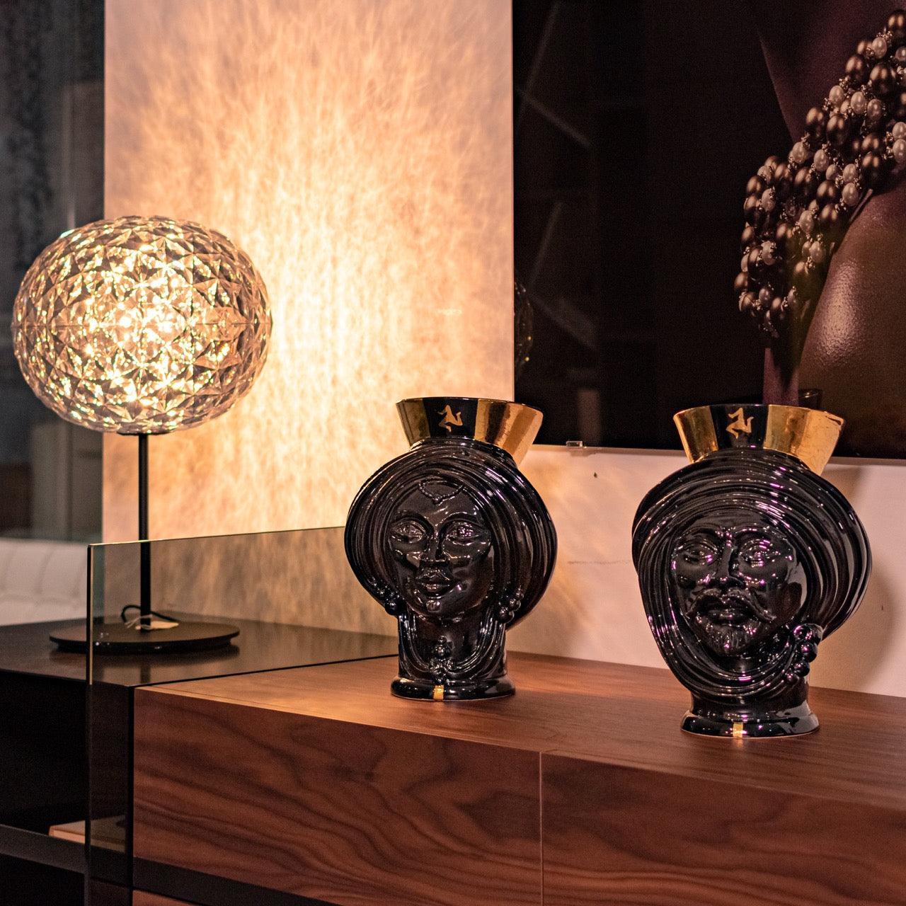 Teste di Moro moderne in ceramica Caltagirone fatti a mano nere e oro su mobile di design