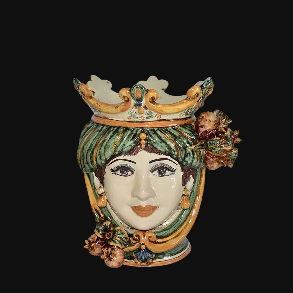 Ceramiche Caltagirone fatti a mano vaso testa di donna con corona e dettagli floreali sullo sfondo mare