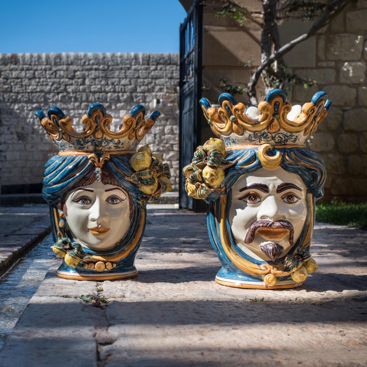 Teste di moro maschio e femmina in ceramica di Caltagirone fatti a mano, decoro blu e arancio.
