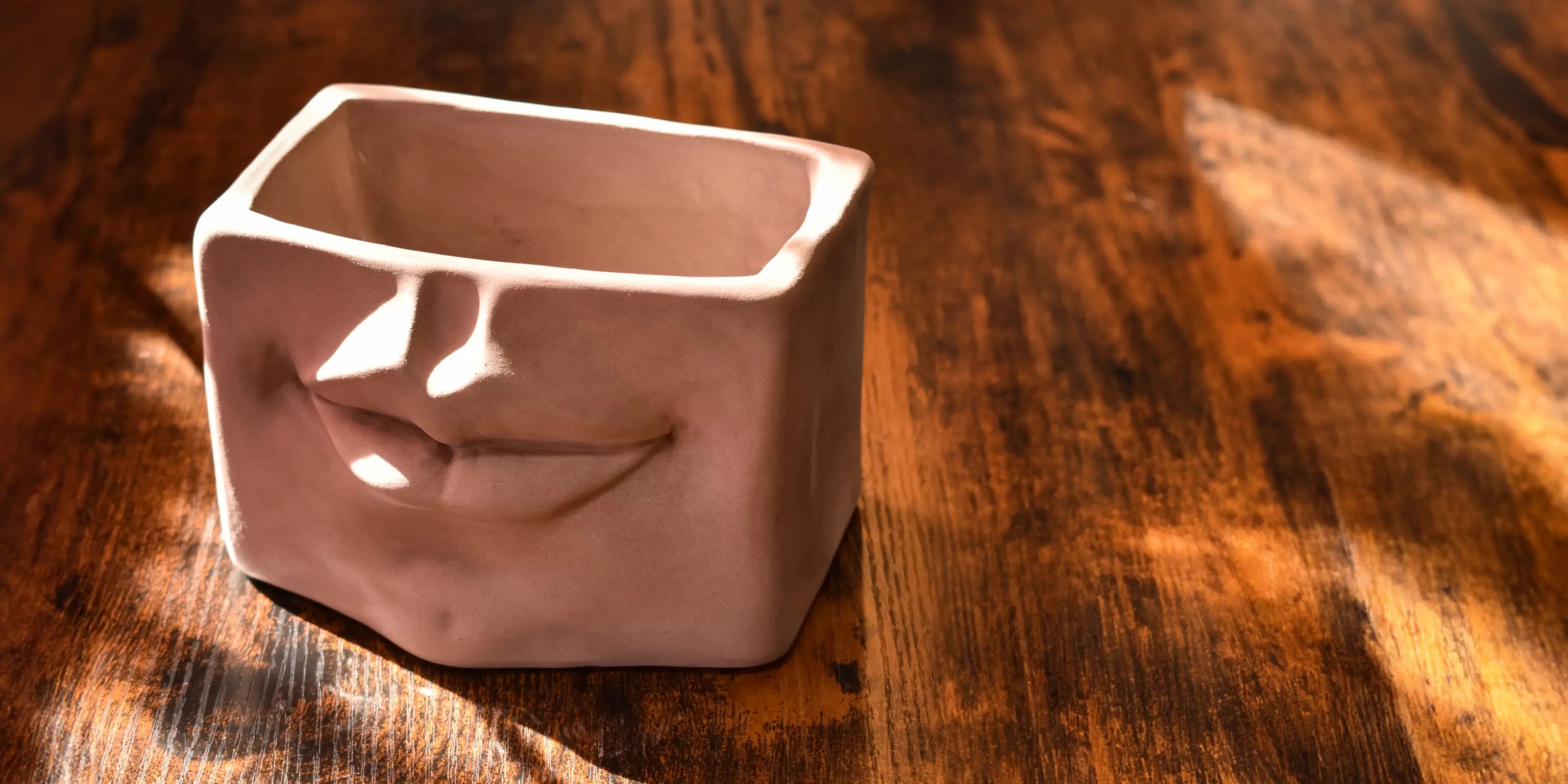 vaso quadrato tortora con volto sorridente, ceramiche caltagirone fatti a mano