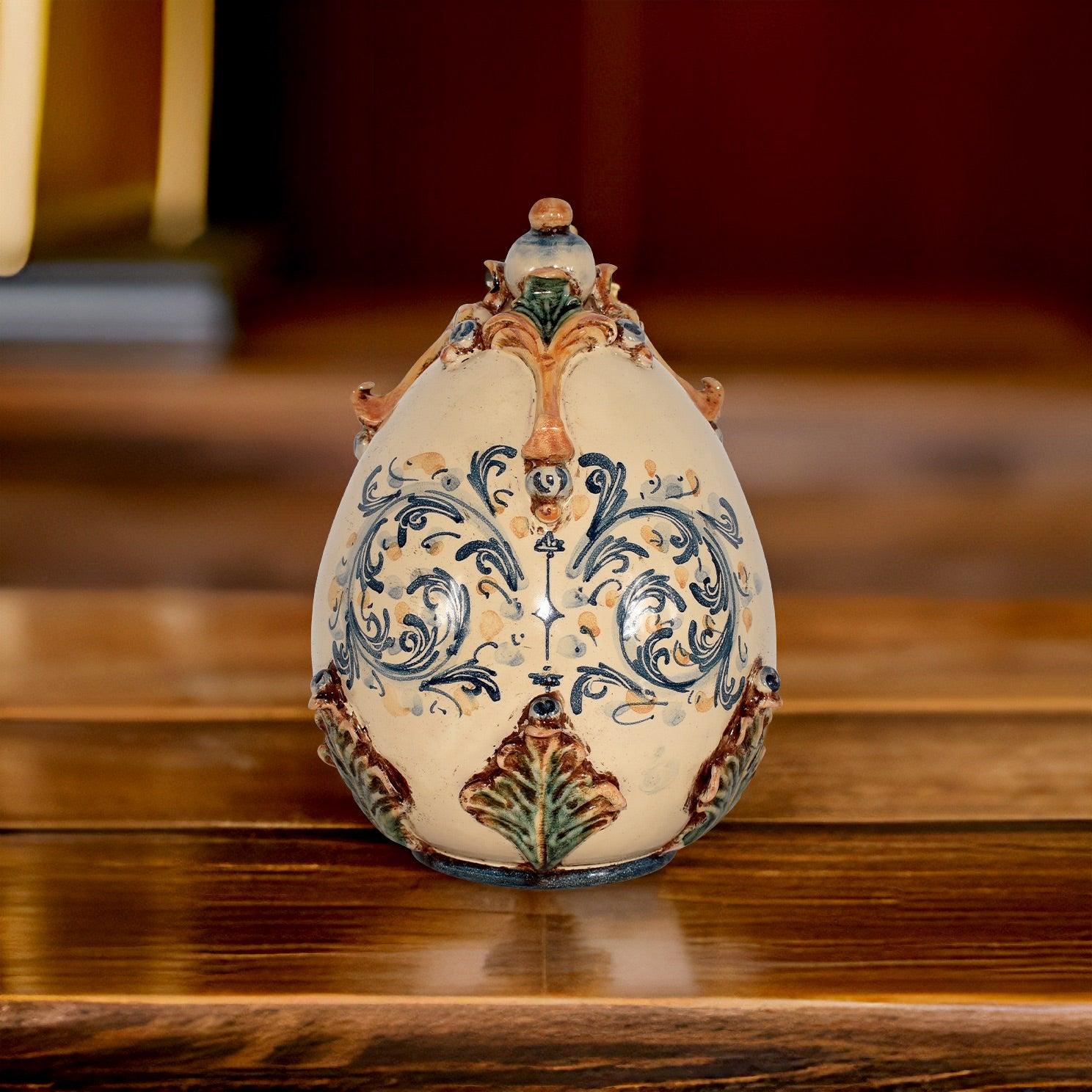 Uovo in ceramica decorato, ceramiche Caltagirone fatti a mano, stile tradizionale Sofia.