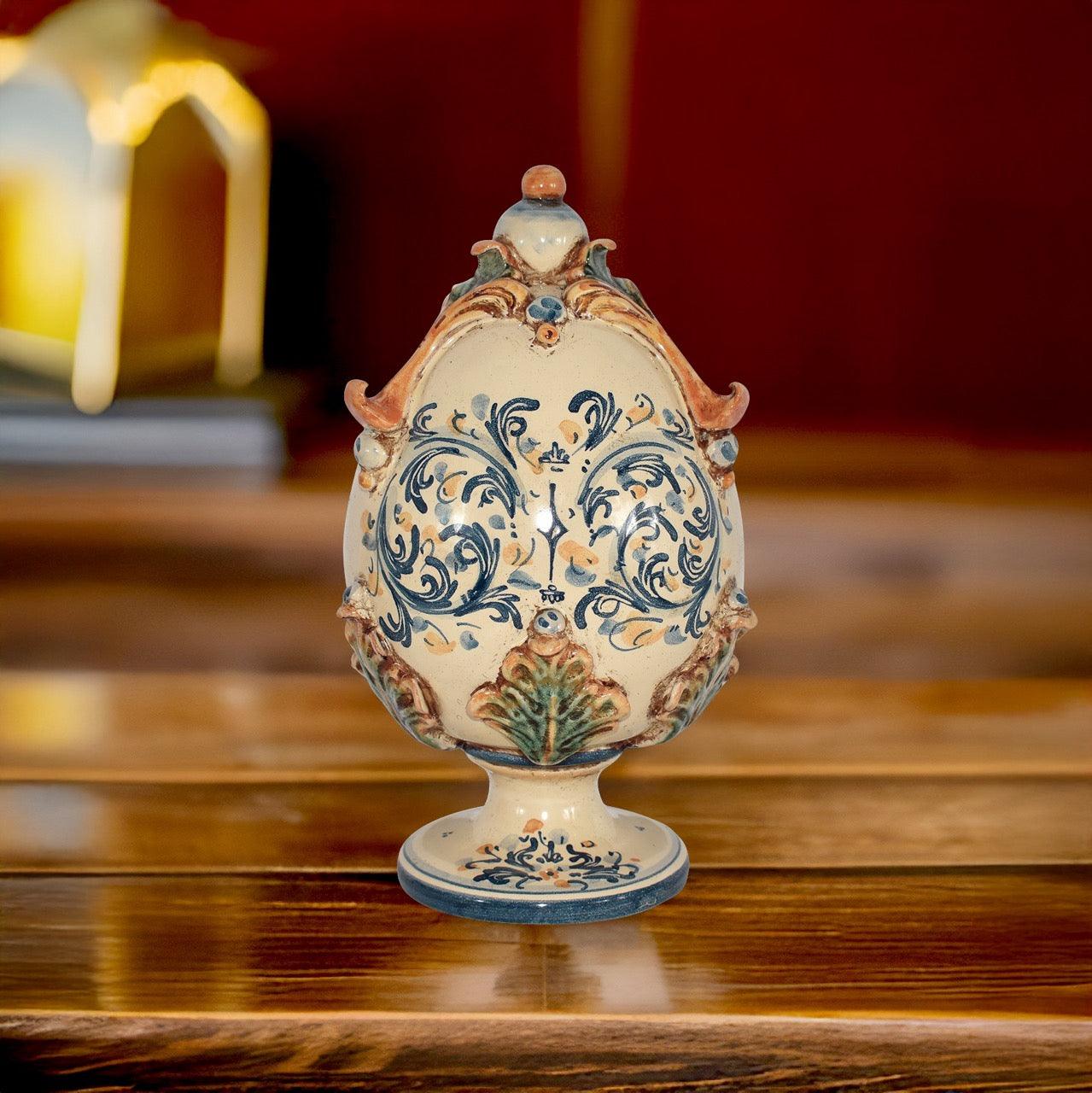 Uovo in ceramica Sofia fatto a mano, decorato, ceramiche Caltagirone artigianali sul tavolo.