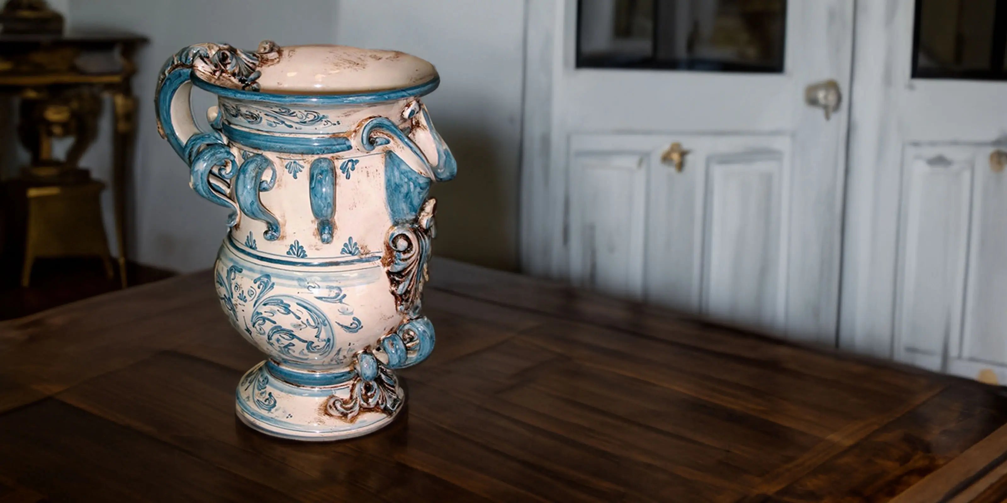Versatoio in ceramica Caltagirone fatti a mano decorato blu e bianco su tavolo di legno