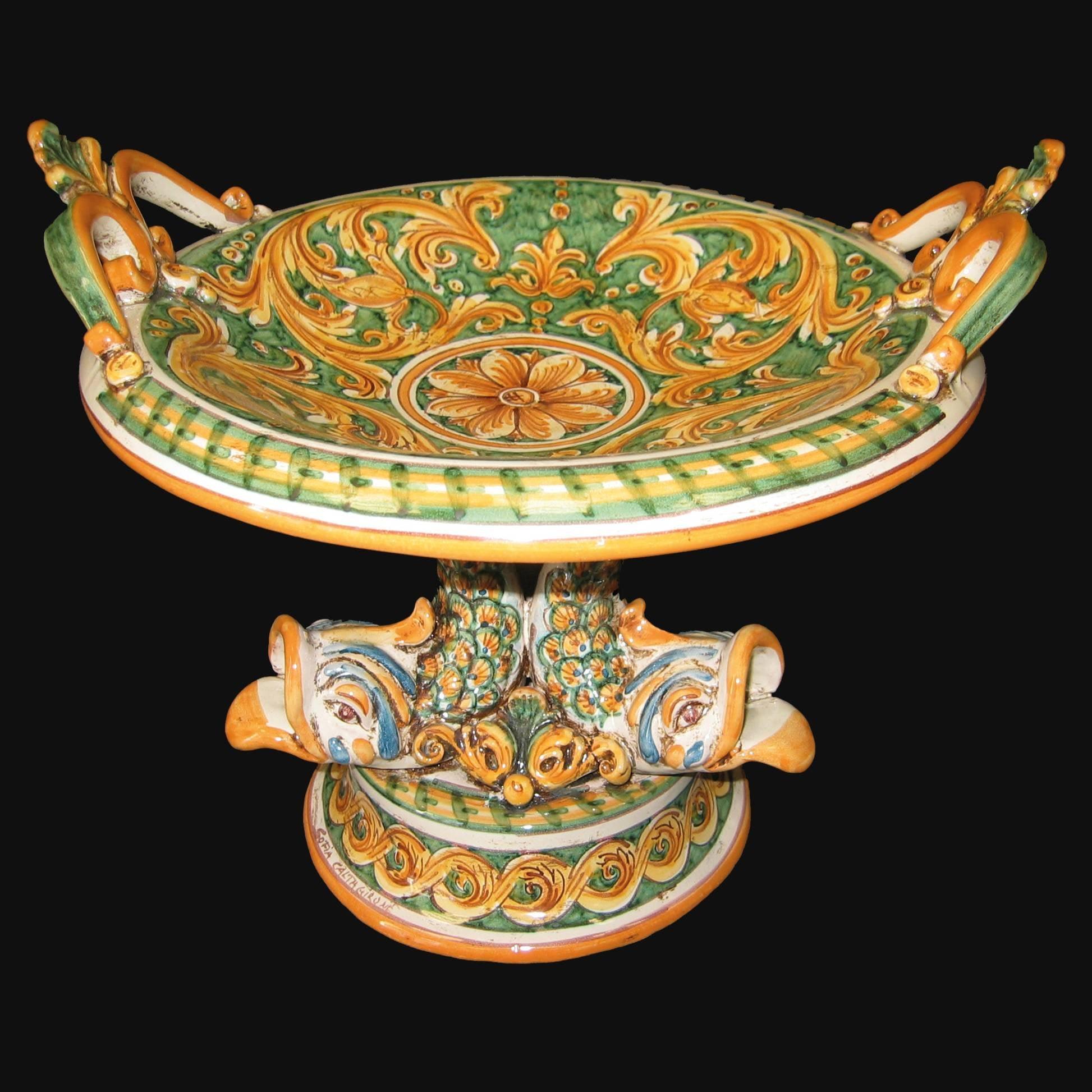 Ceramiche di Caltagirone fatti a mano con decori floreali e manici scolpiti, stile tradizionale siciliano