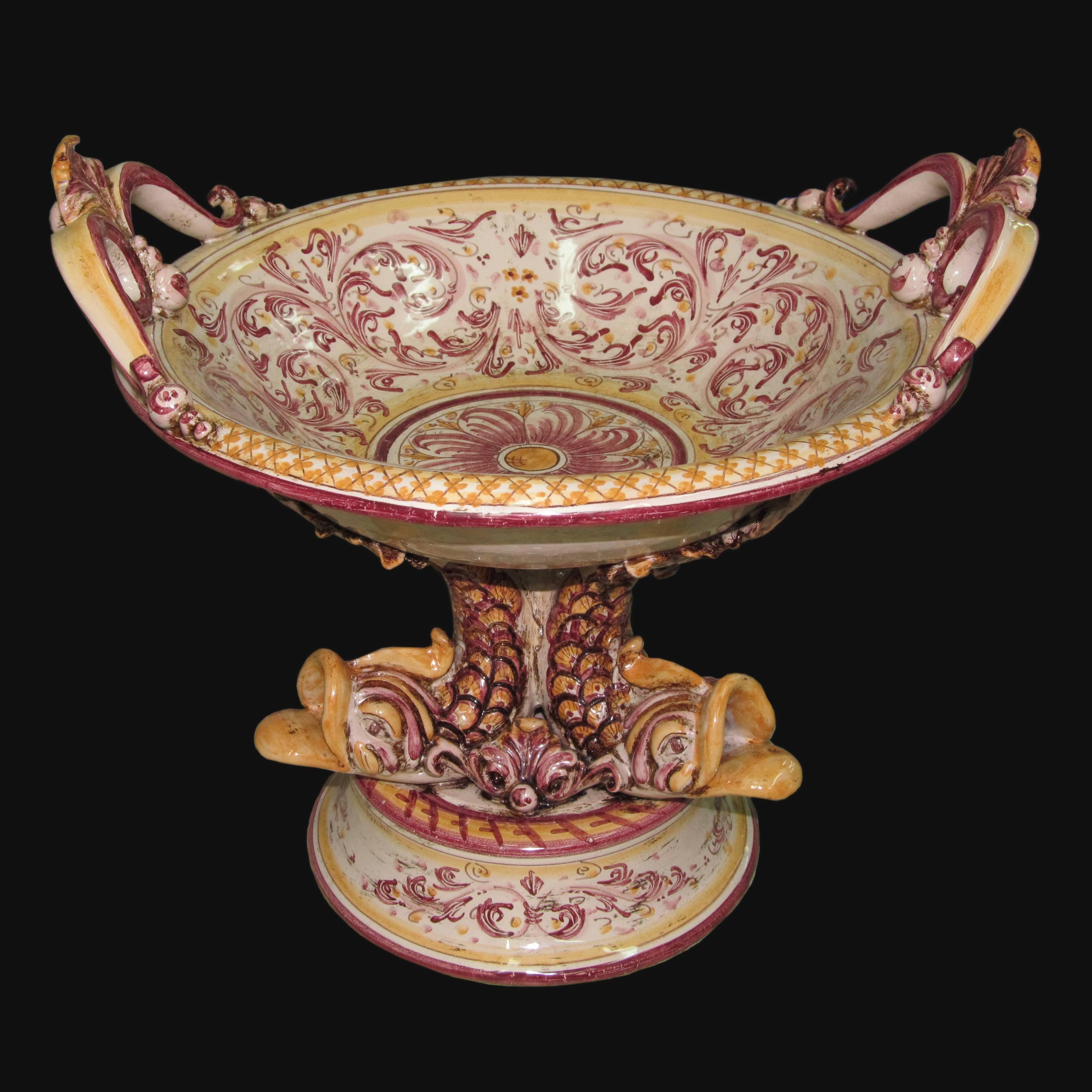 Ceramiche di Caltagirone fatti a mano, vassoio decorato con motivi floreali e manici scolpiti, arte tradizionale siciliana.
