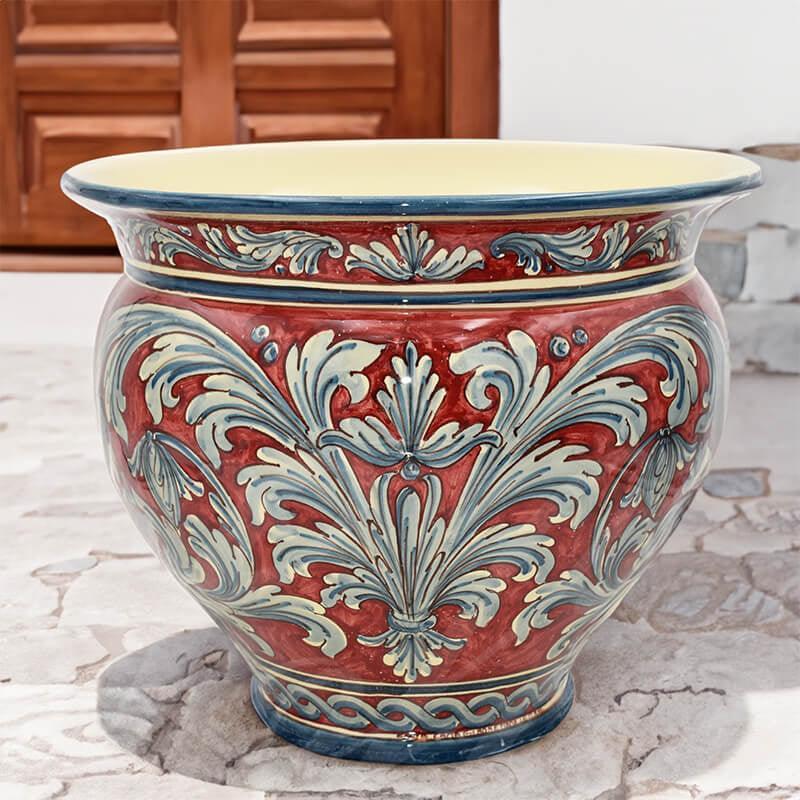 Ceramiche di Caltagirone fatti a mano con decori floreali blu e rossi, stile tradizionale siciliano