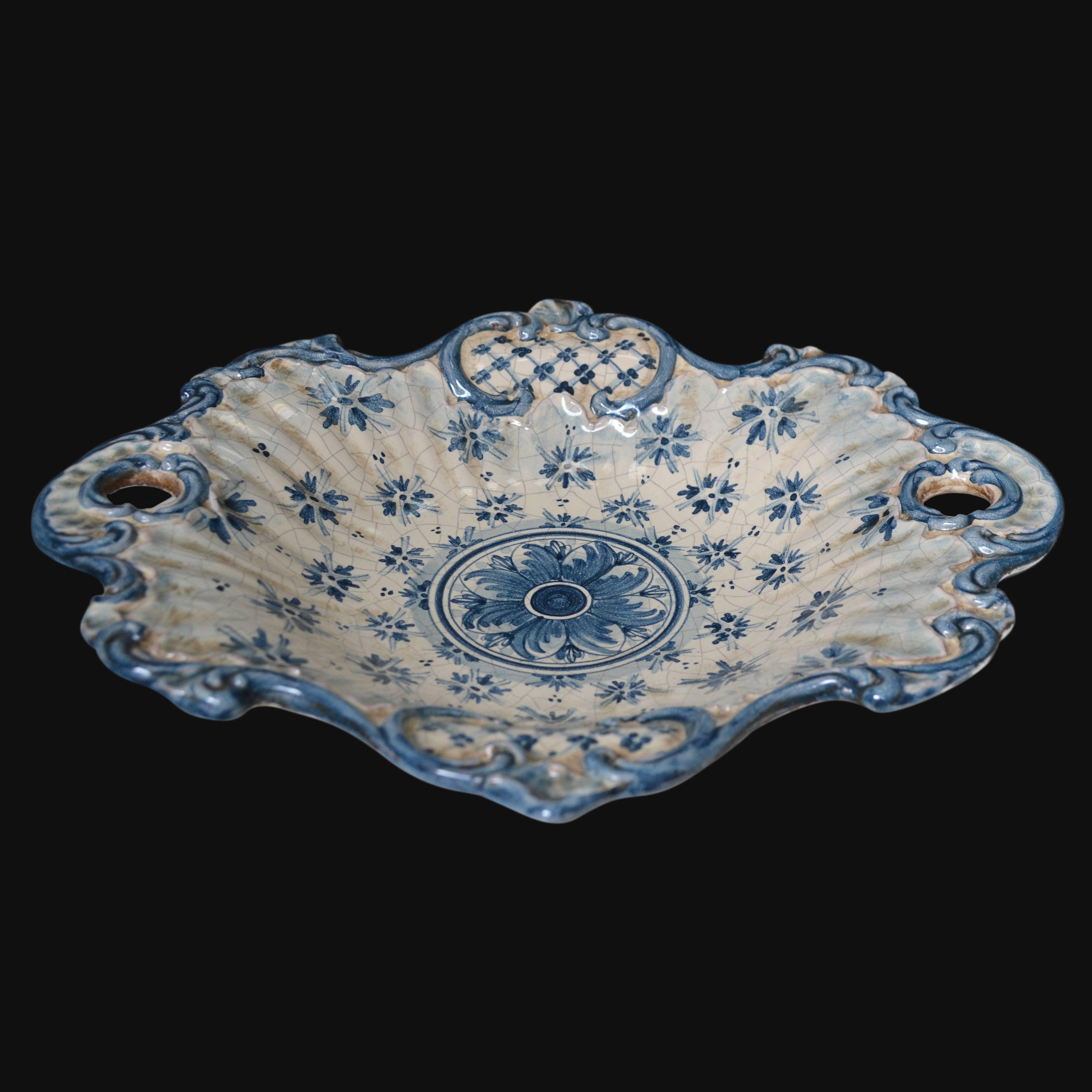 Ceramiche di Caltagirone fatti a mano con decoro blu floreale e bordo ondulato, stile tradizionale siciliano