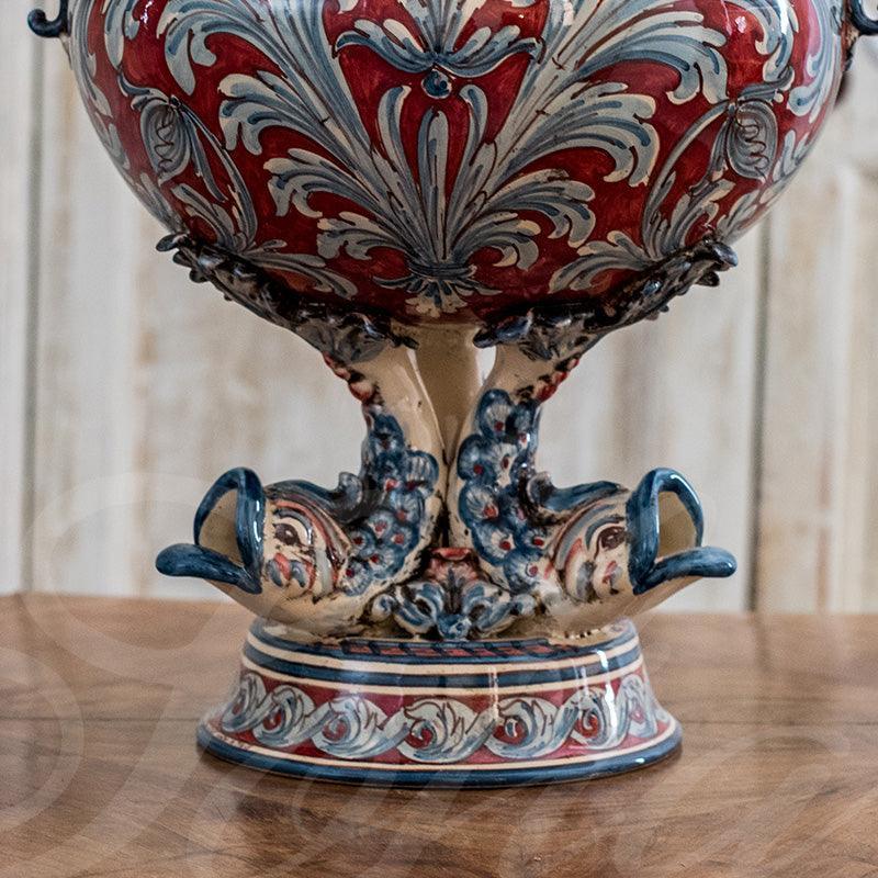 Ceramiche di Caltagirone fatti a mano con decori rossi e blu, base scolpita artigianale