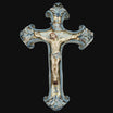 Croce in ceramica di Caltagirone fatta a mano con Cristo crocifisso, decori blu e dettagli artigianali