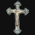 Croce in ceramica di Caltagirone fatta a mano con Cristo crocifisso, decori blu e dettagli artigianali