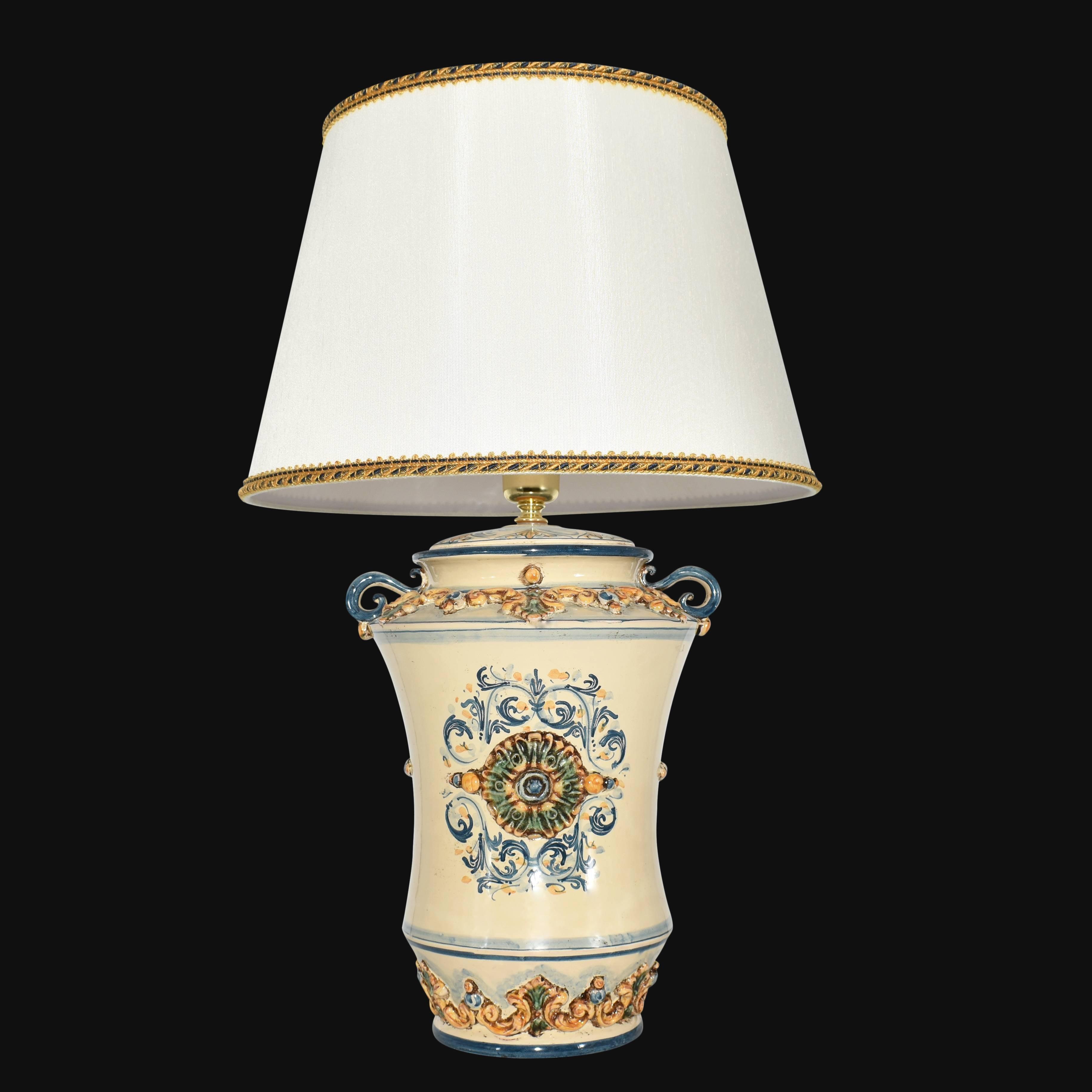 Lampada in ceramica di Caltagirone fatta a mano con decori floreali e paralume bianco