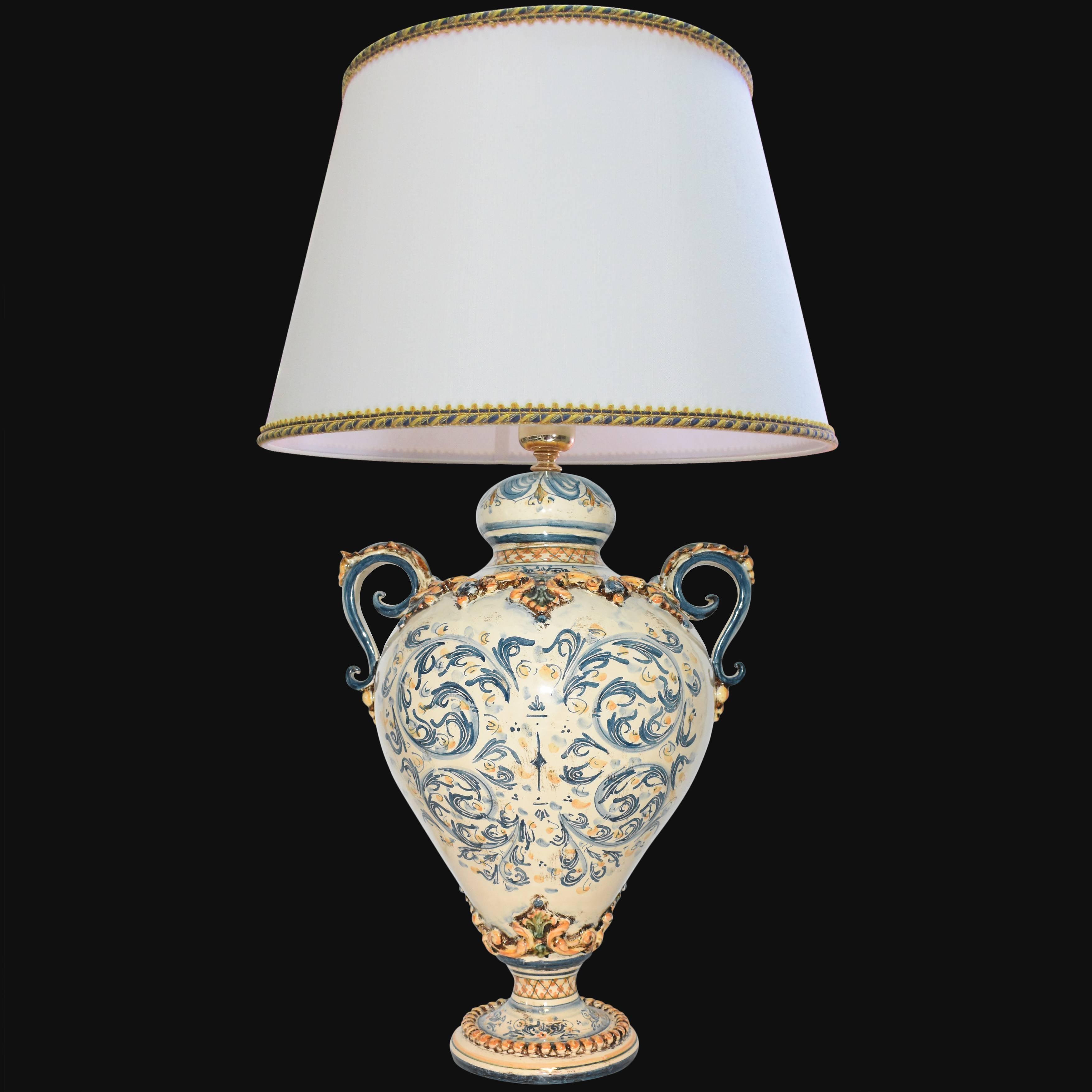 Lampada in ceramica di Caltagirone fatta a mano con decori blu e oro, paralume bianco