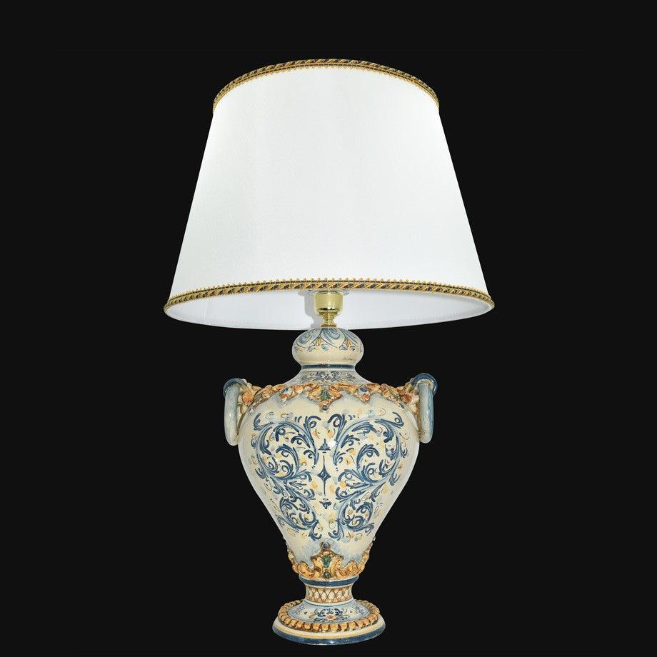 Lampada in ceramica di Caltagirone fatta a mano con decori blu e oro, paralume bianco