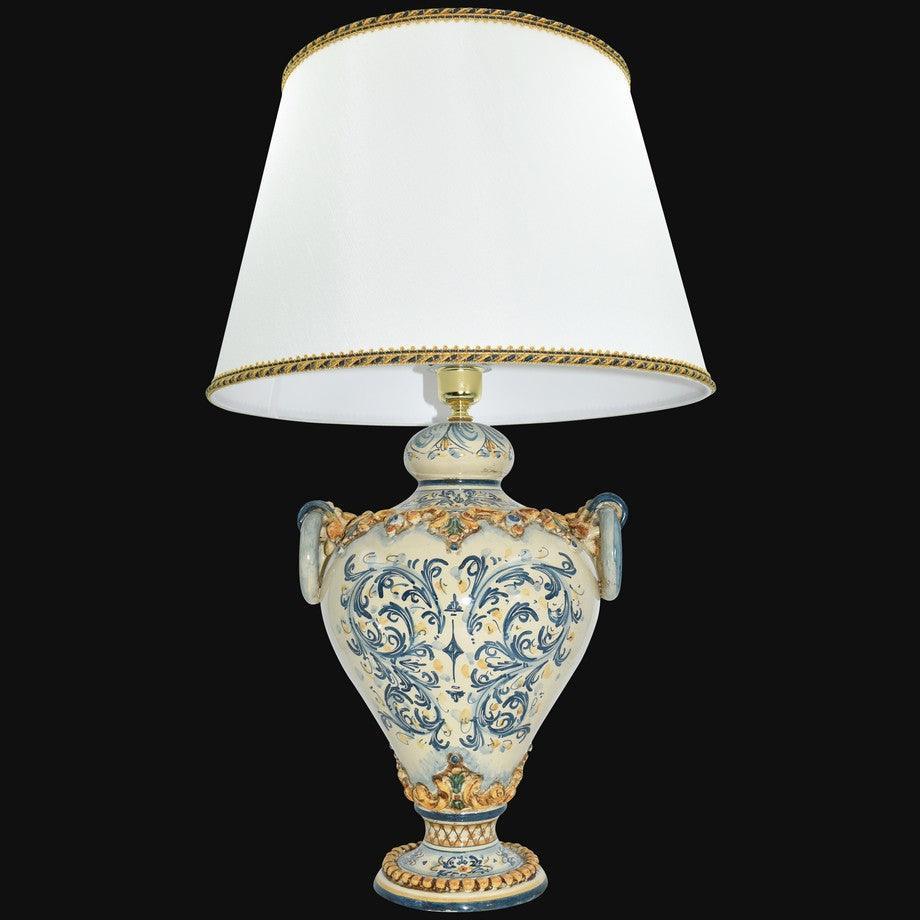 Lampada in ceramica di Caltagirone fatta a mano con decori blu e oro, paralume bianco