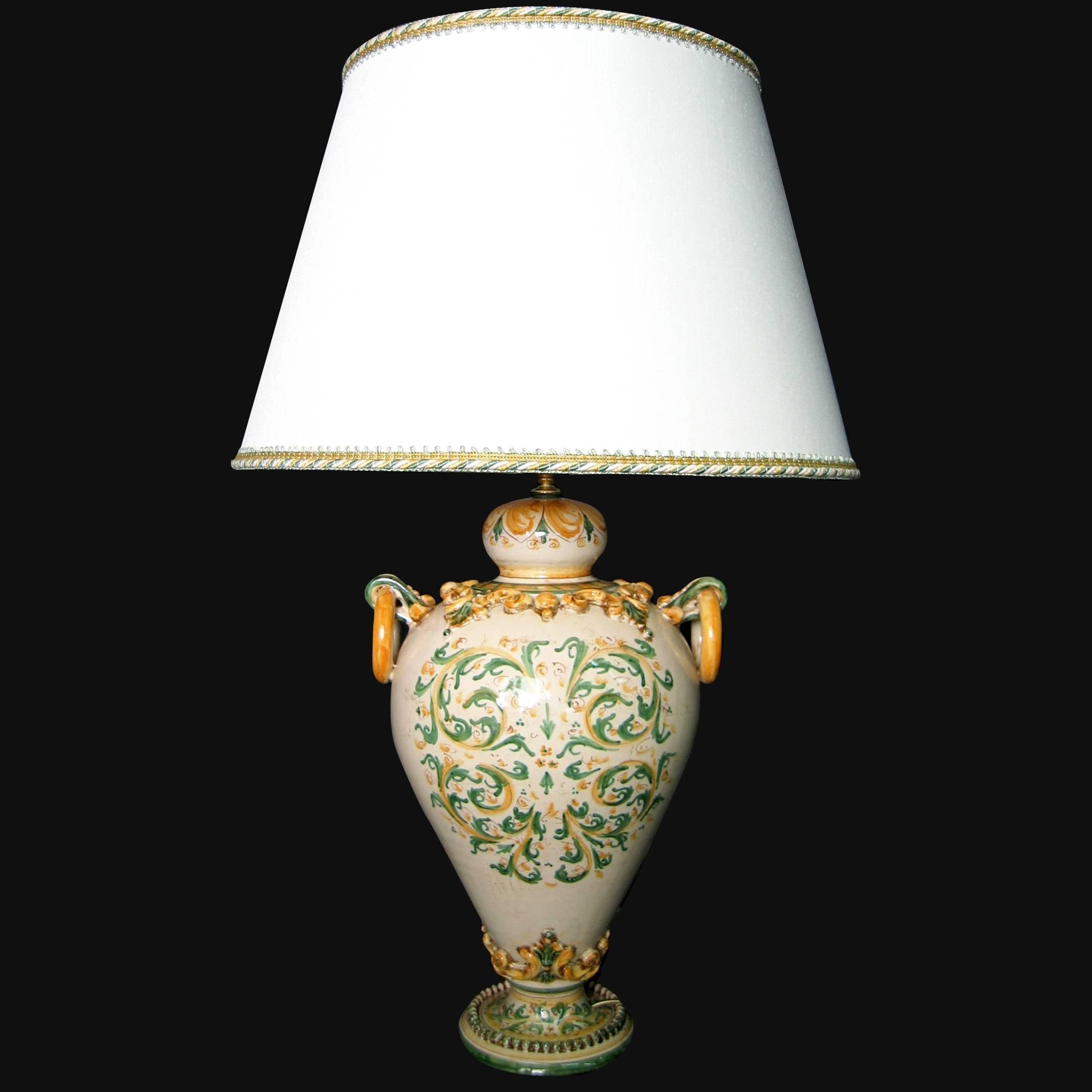 Lampada in ceramica di Caltagirone fatta a mano con decori verdi e gialli, paralume bianco