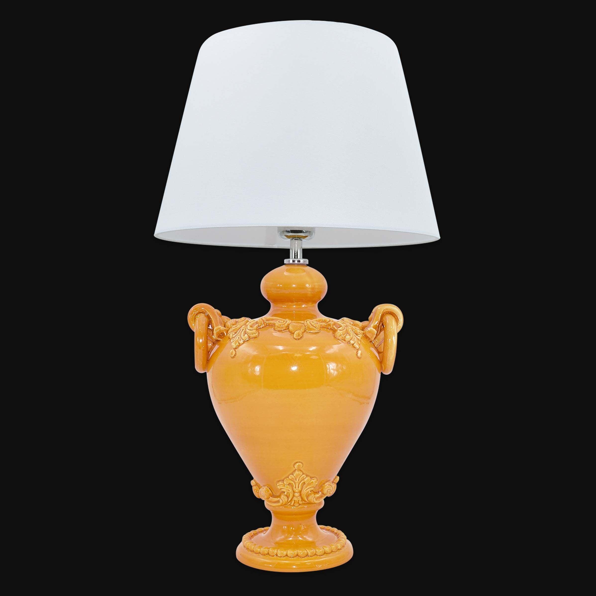 Lampada in ceramica di Caltagirone fatta a mano, arancione con dettagli ornamentali e paralume bianco