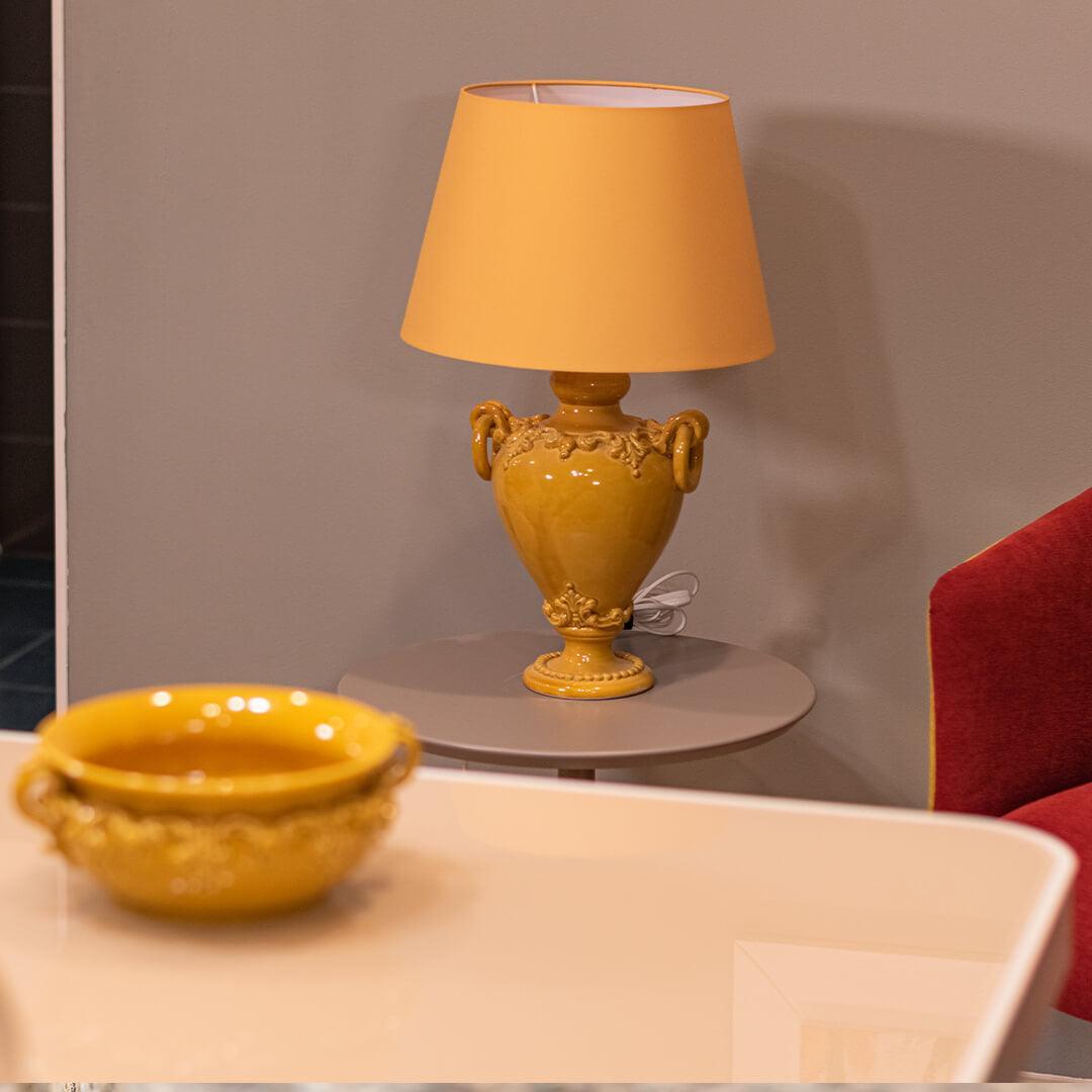 Lampada in ceramica di Caltagirone fatta a mano, gialla con dettagli ornamentali, stile tradizionale