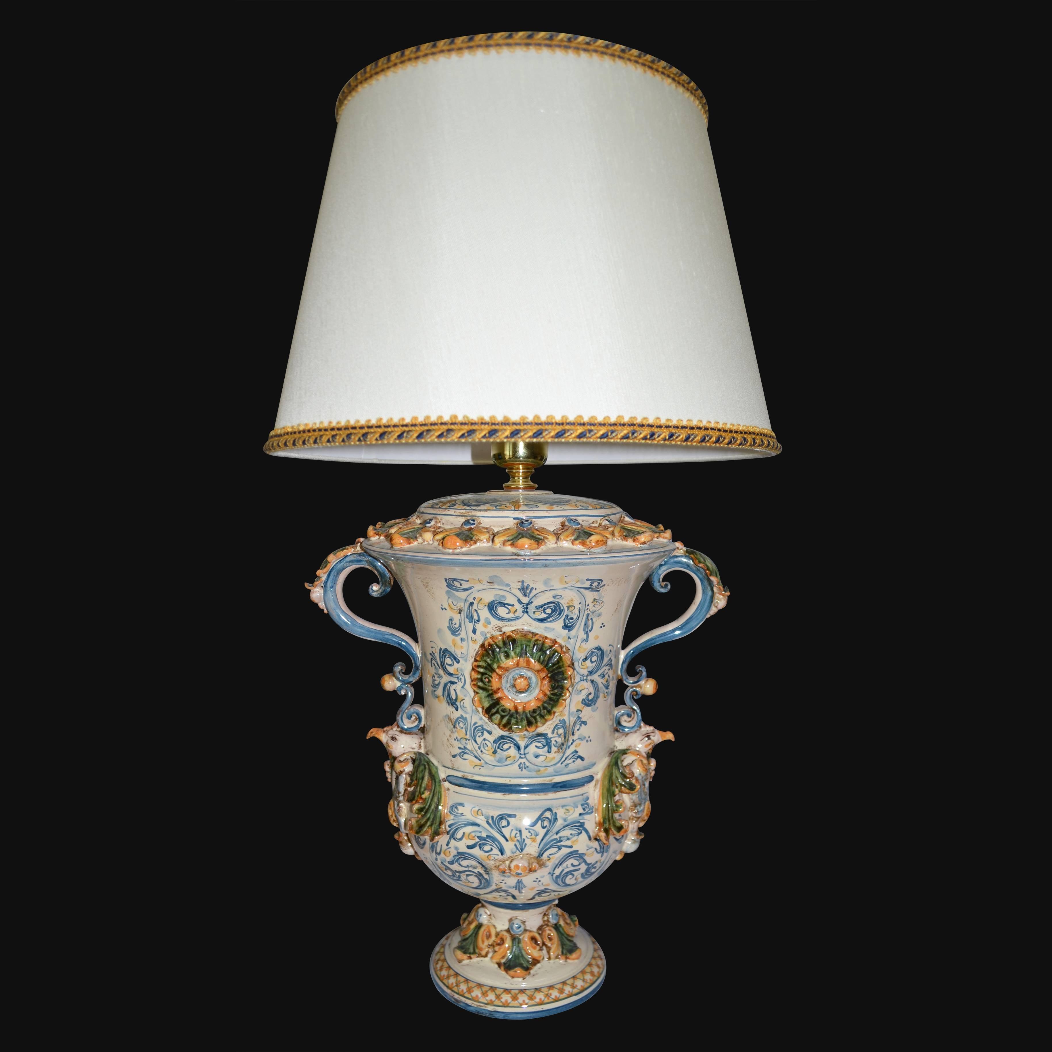 Lampada in ceramica di Caltagirone fatta a mano con decori blu e oro, paralume bianco bordato