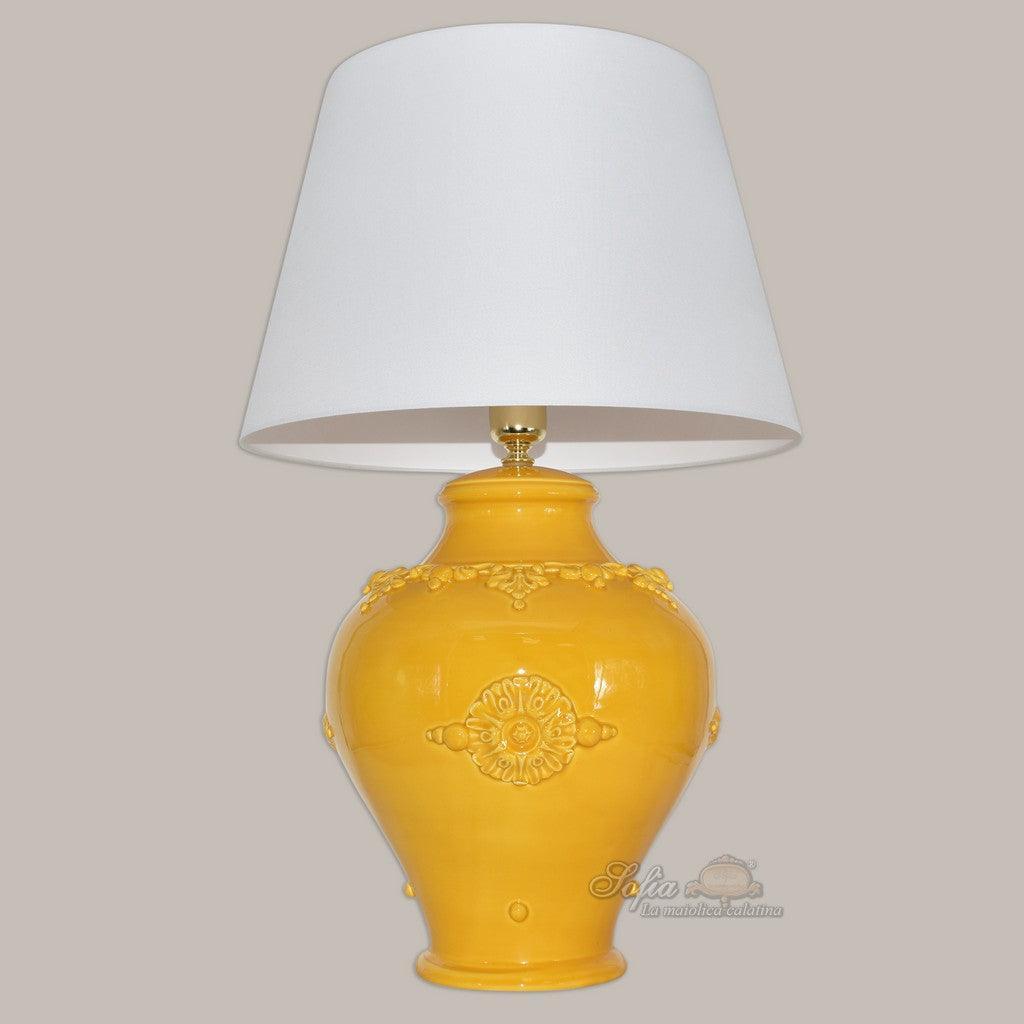 Lampada in ceramica gialla di Caltagirone fatta a mano con decori rilievo e paralume bianco