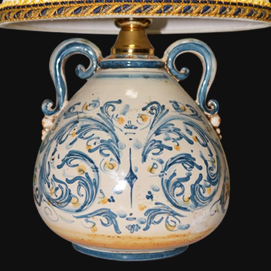 Lampada in ceramica di Caltagirone fatta a mano con decori blu e gialli, manici ricurvi e finiture dorate