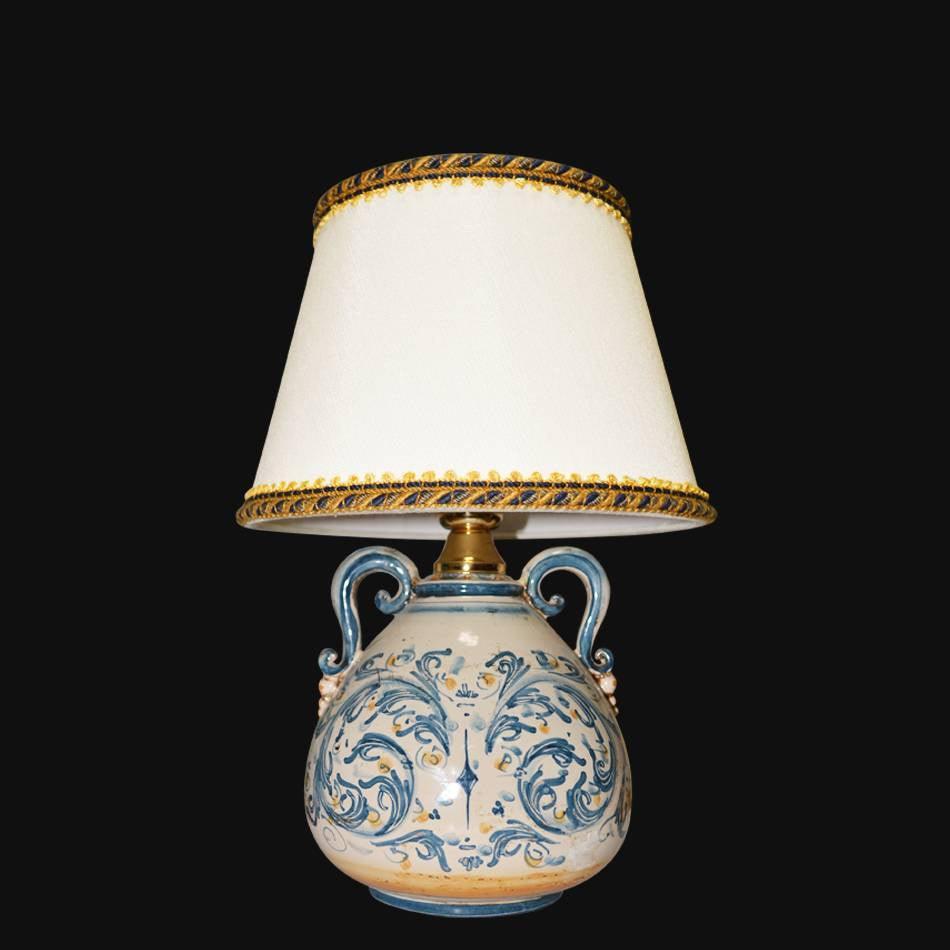 Lampada in ceramica di Caltagirone fatta a mano con decori blu e oro, base a due manici