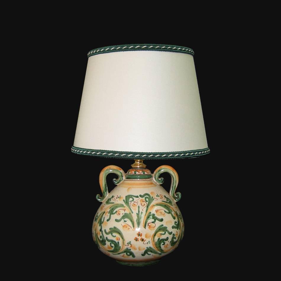 Lampada in ceramica di Caltagirone fatta a mano con decori verdi e arancioni, paralume beige
