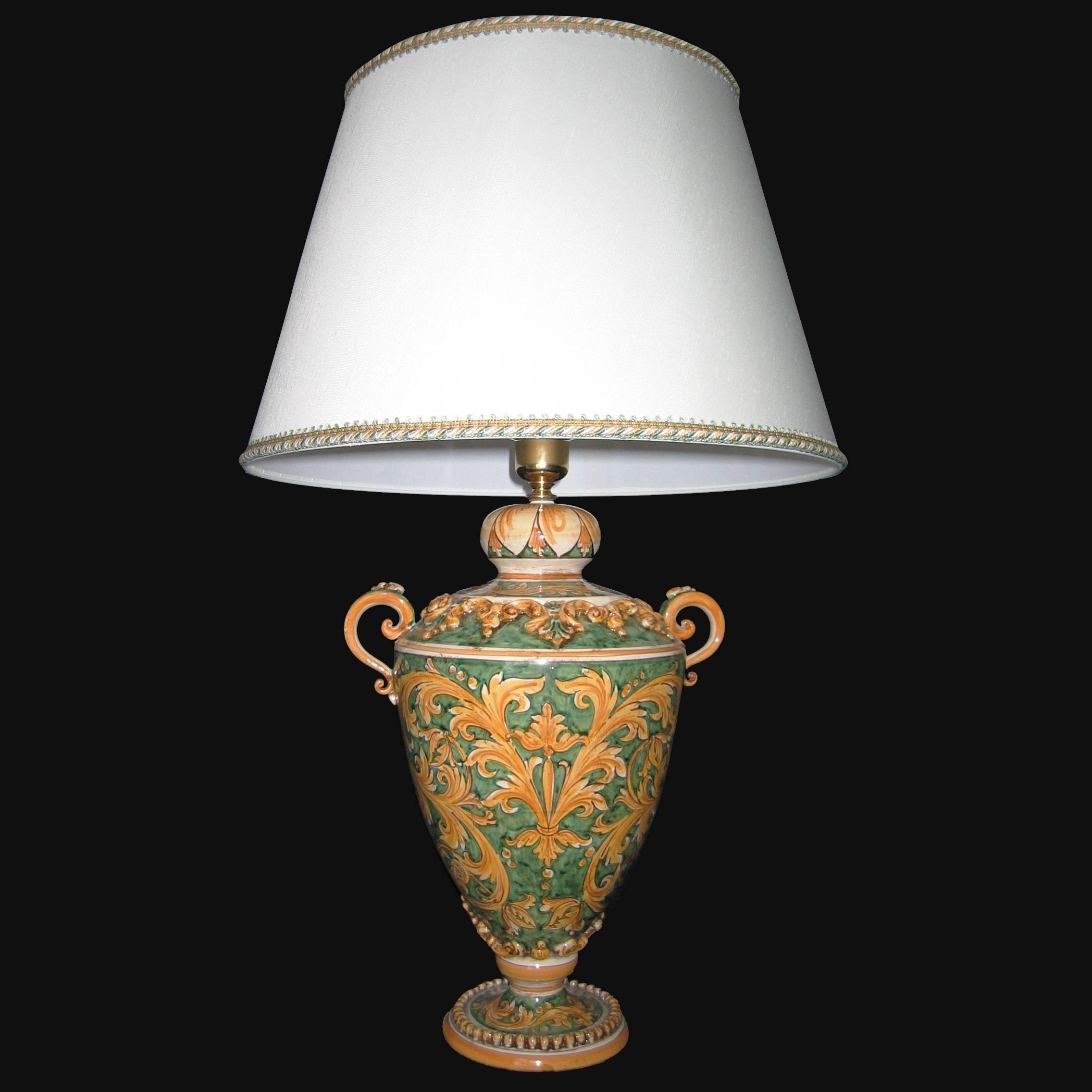 Lampada in ceramica di Caltagirone fatta a mano con decori verdi e ocra, stile tradizionale