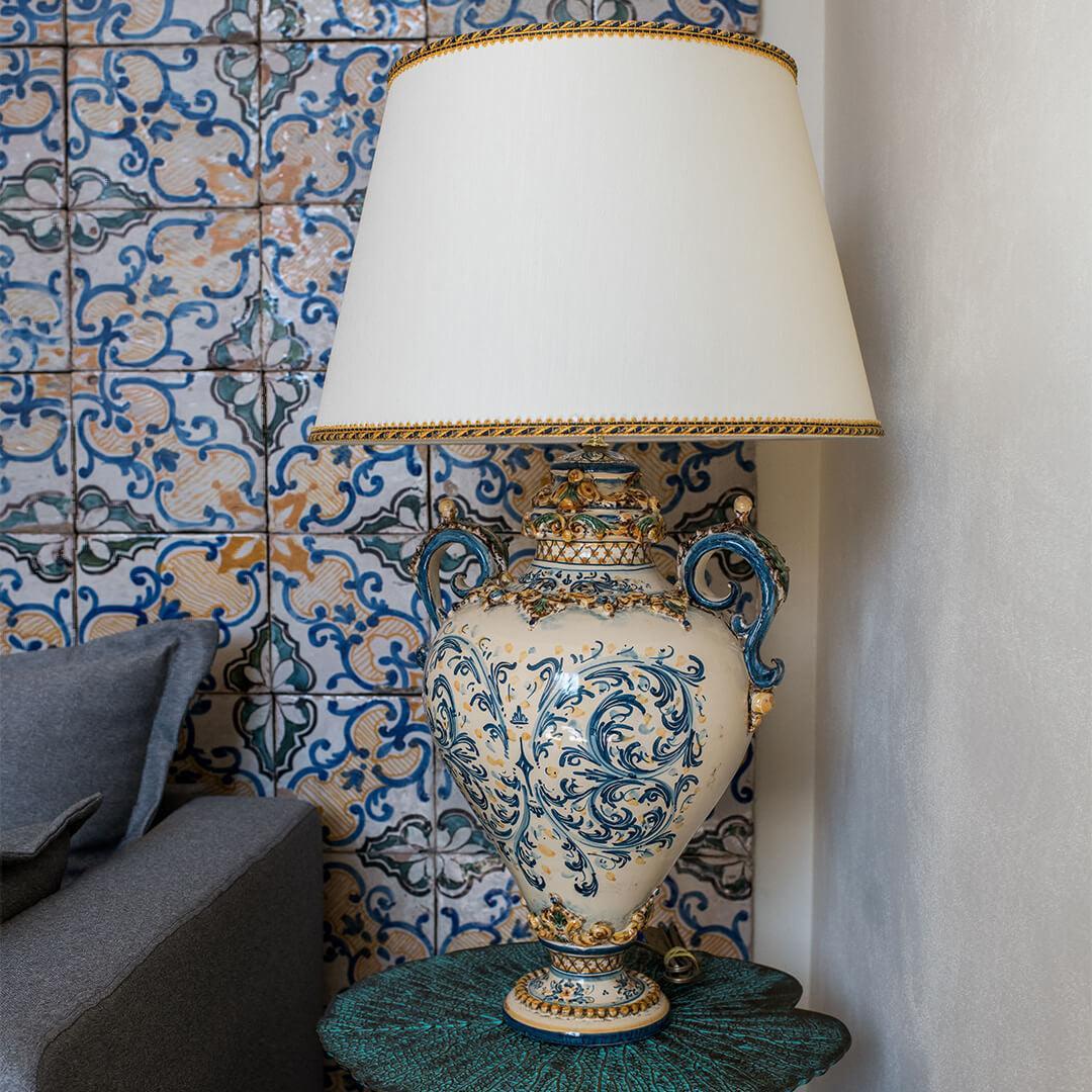 Lampada in ceramiche di Caltagirone fatta a mano con decori blu e oro, stile tradizionale siciliano