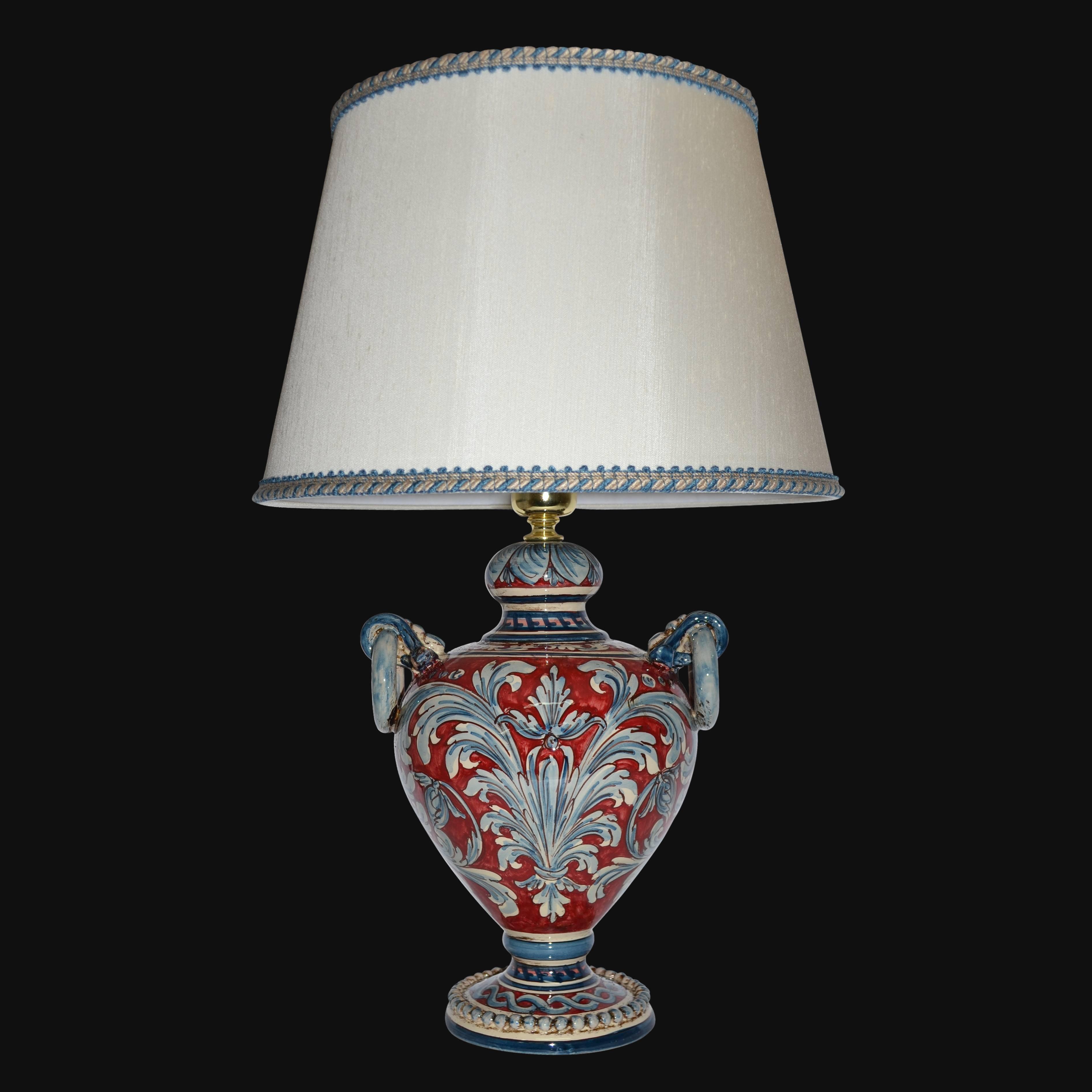 Lampada in ceramica di Caltagirone fatta a mano, con decori rossi e blu e paralume beige
