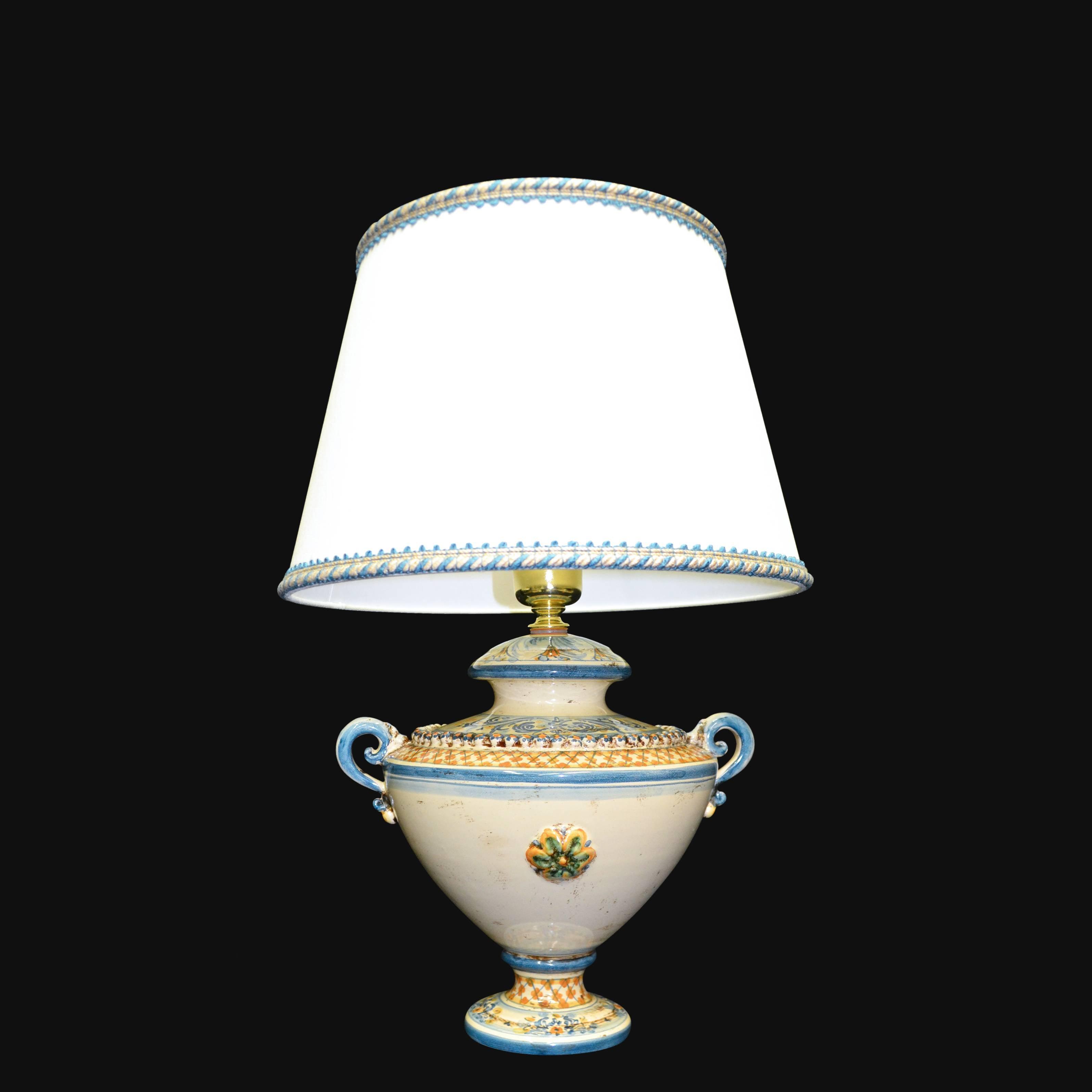 Lampada in ceramica di Caltagirone fatta a mano con decori colorati e paralume bianco