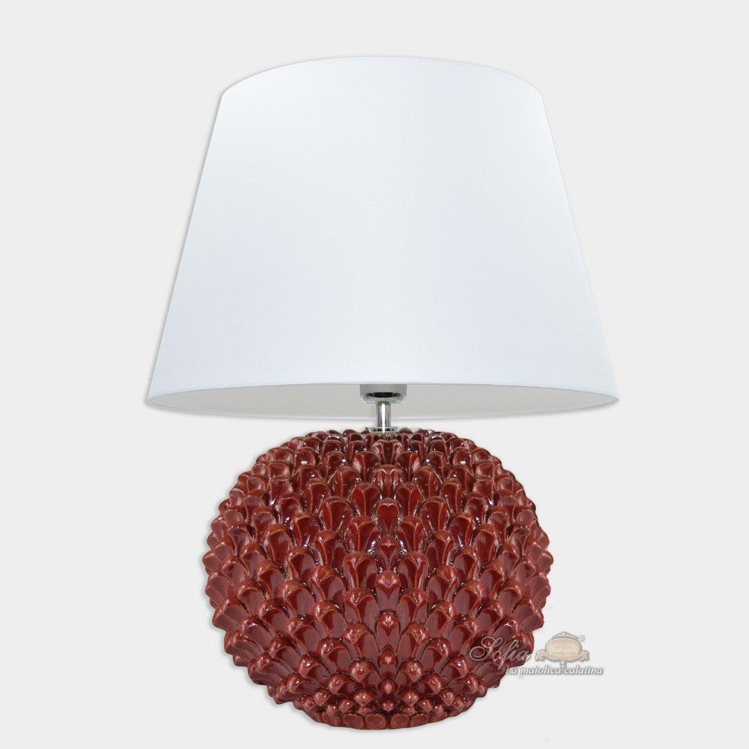 Lampada in ceramica di Caltagirone fatta a mano, base rossa con motivo a scaglie e paralume bianco