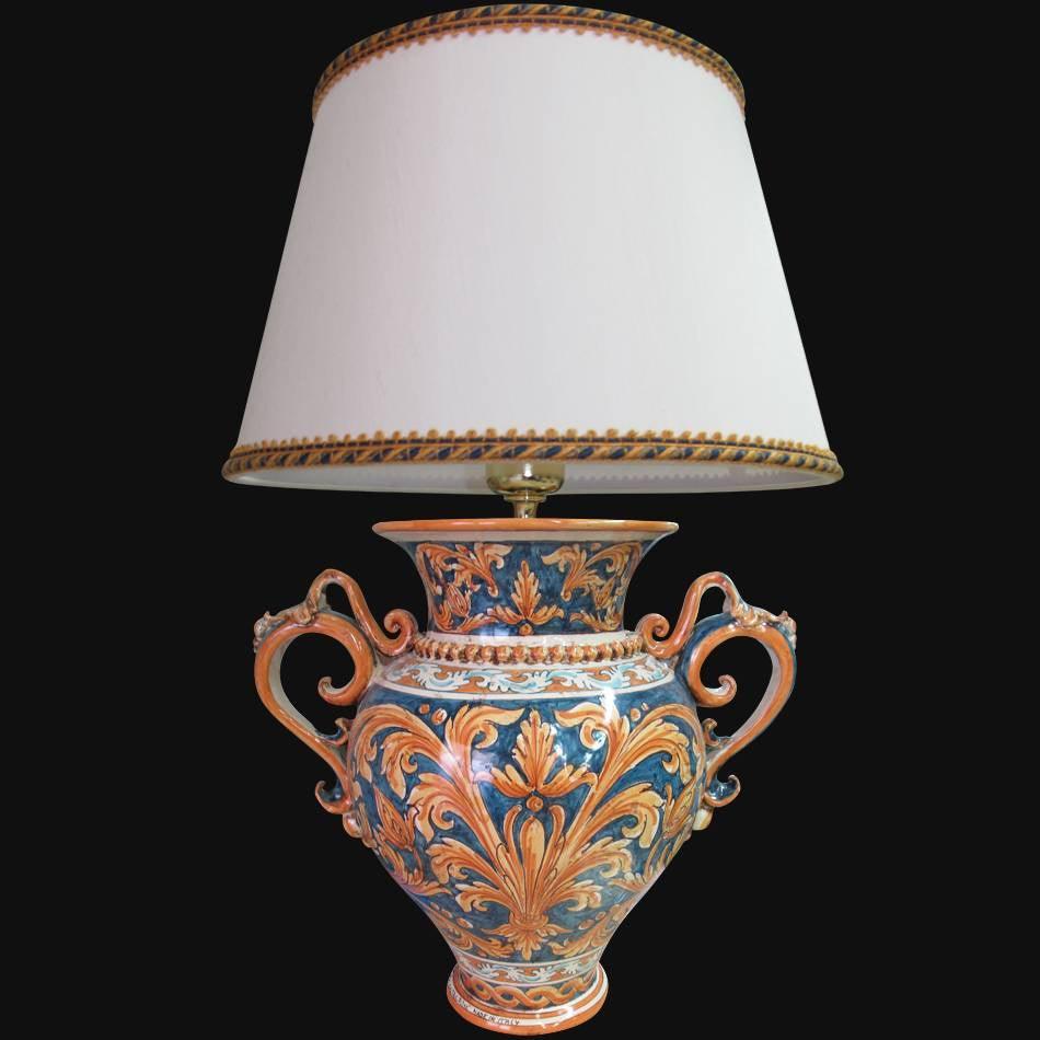 Lampada in ceramica di Caltagirone fatta a mano con decori blu e arancio, stile tradizionale