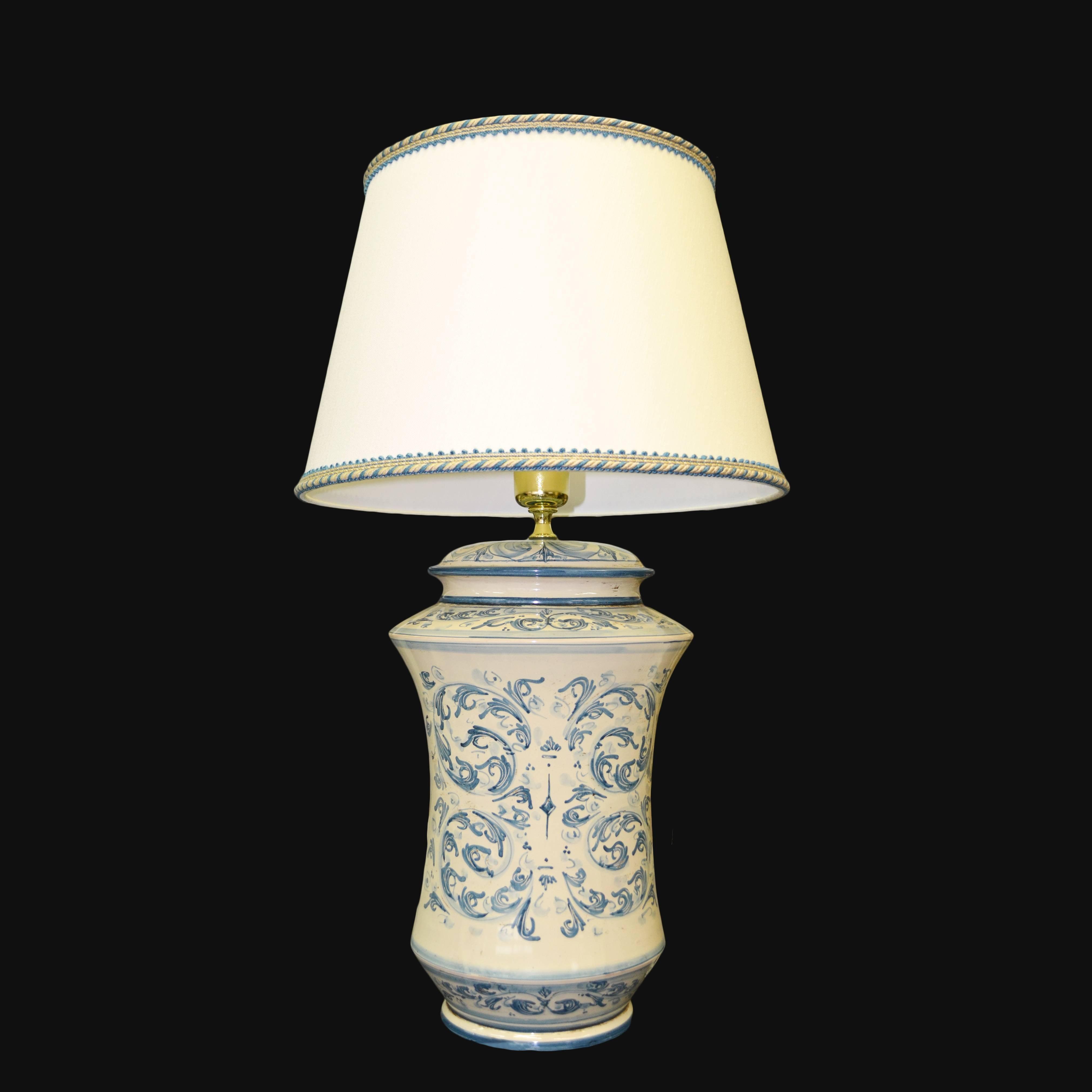 Lampada in ceramica di Caltagirone fatta a mano con decori blu e paralume bianco