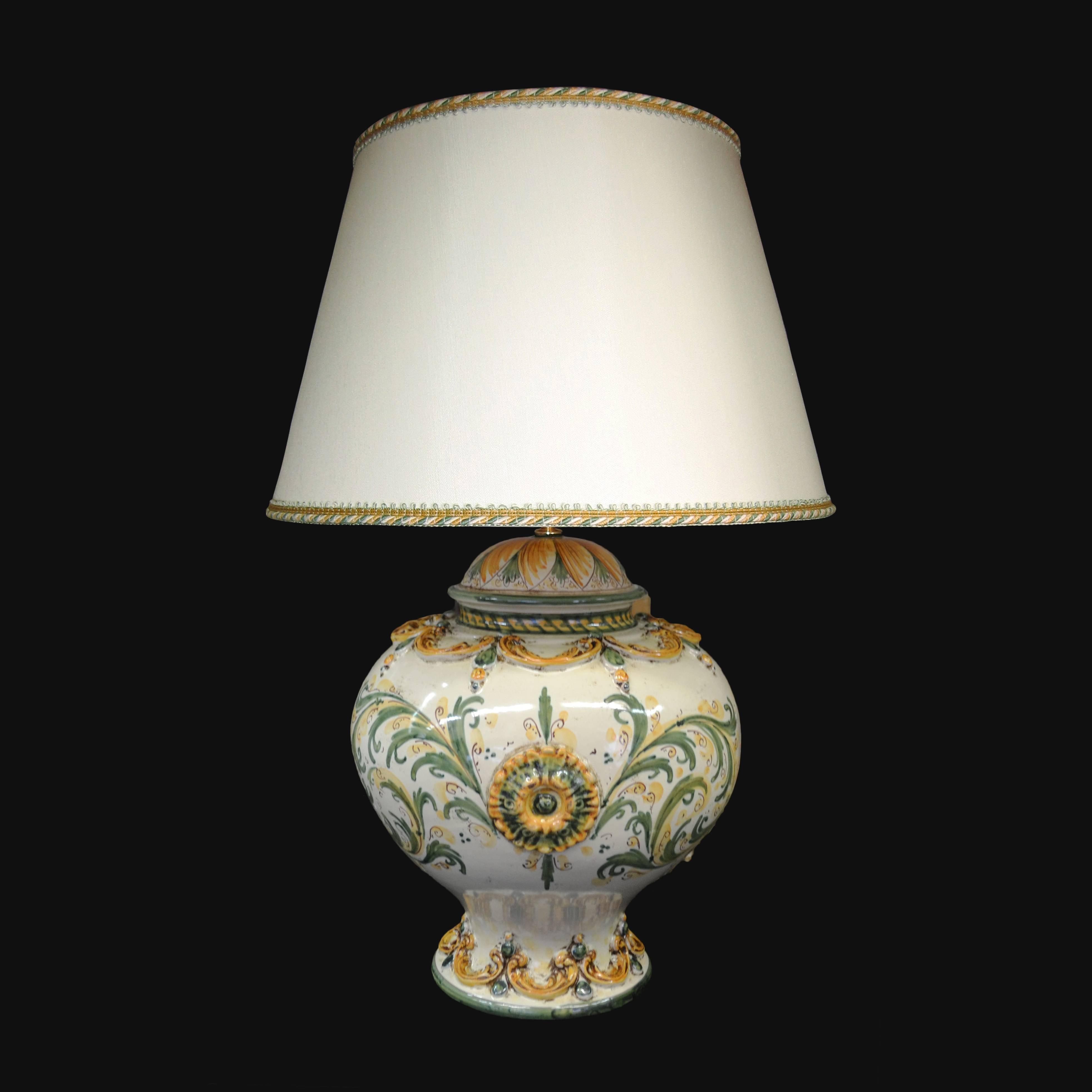 Lampada in ceramica di Caltagirone fatta a mano con decori floreali verdi e gialli su sfondo bianco