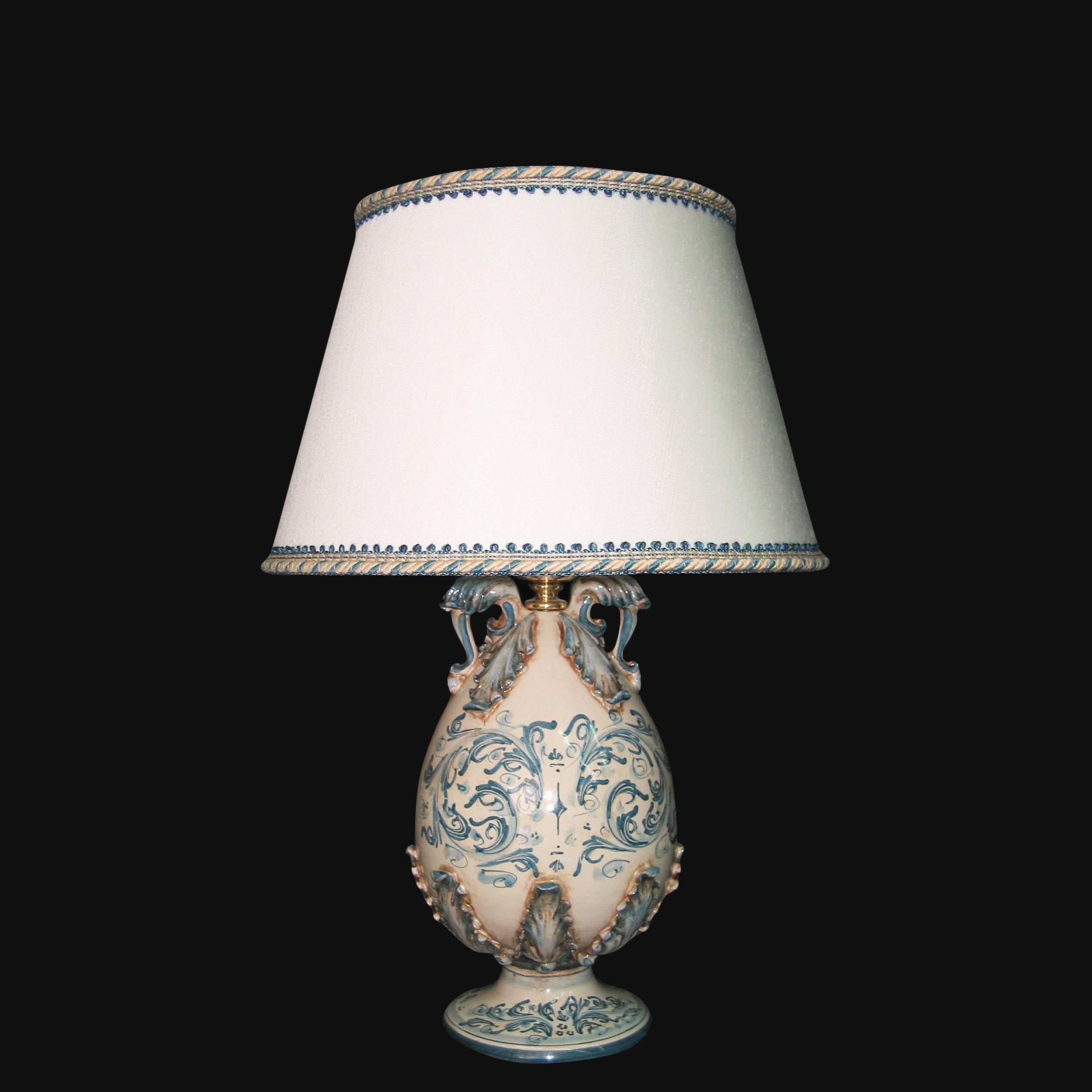 Lampada in ceramica di Caltagirone fatta a mano con decori blu e paralume elegante