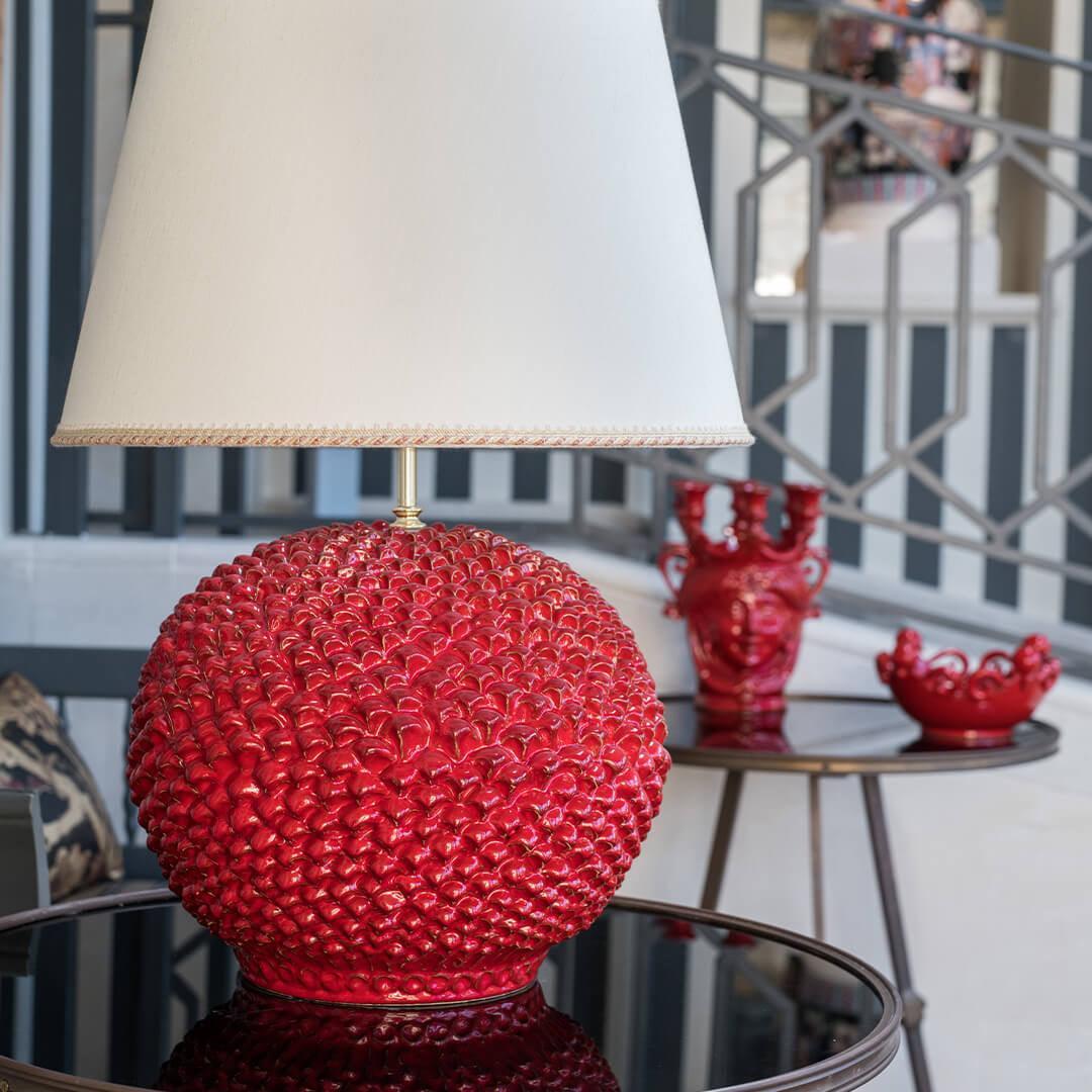 Lampada in ceramica di Caltagirone fatta a mano, rosso brillante con texture a scaglie, design artigianale unico