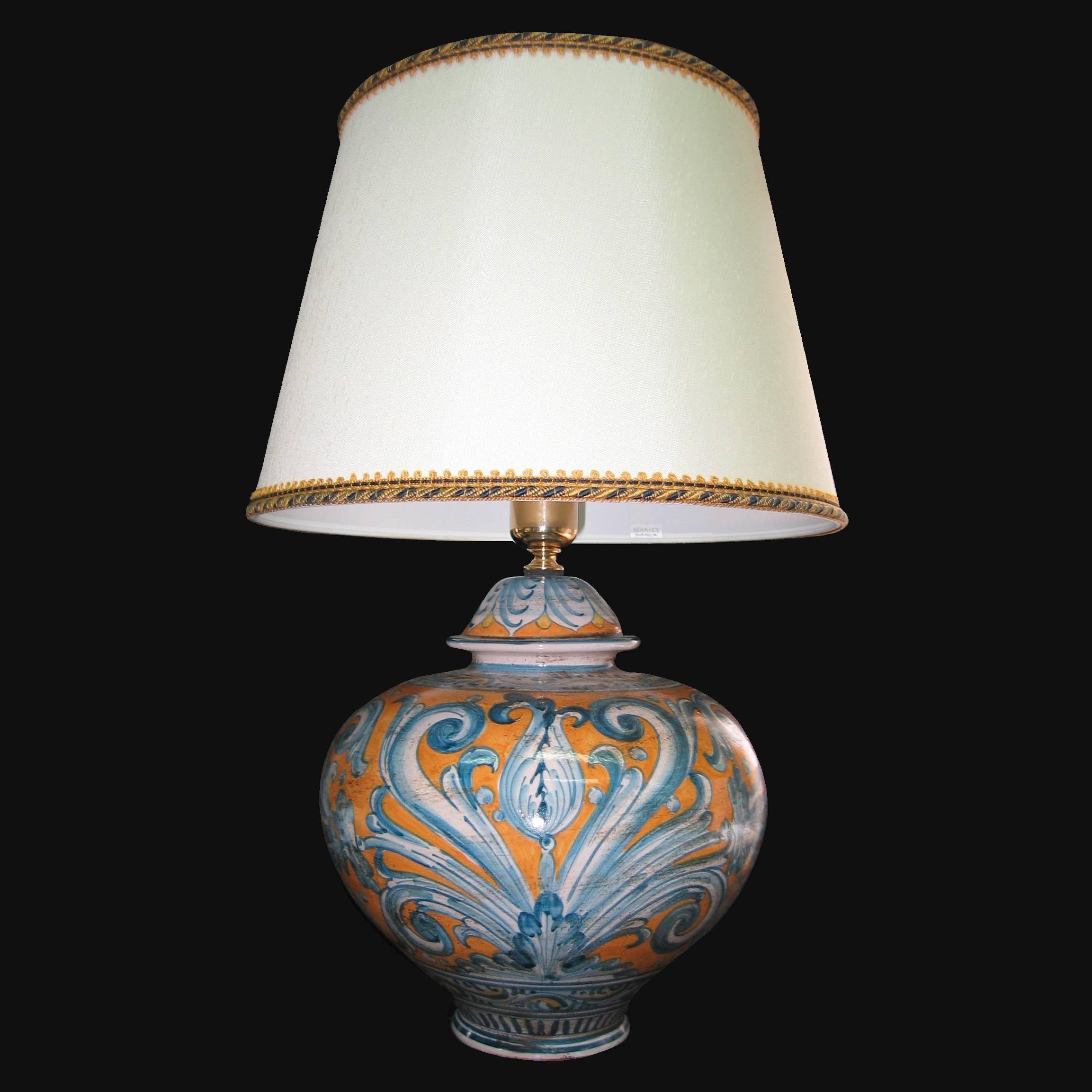 Lampada in ceramica di Caltagirone fatta a mano con decori blu e arancio su sfondo nero